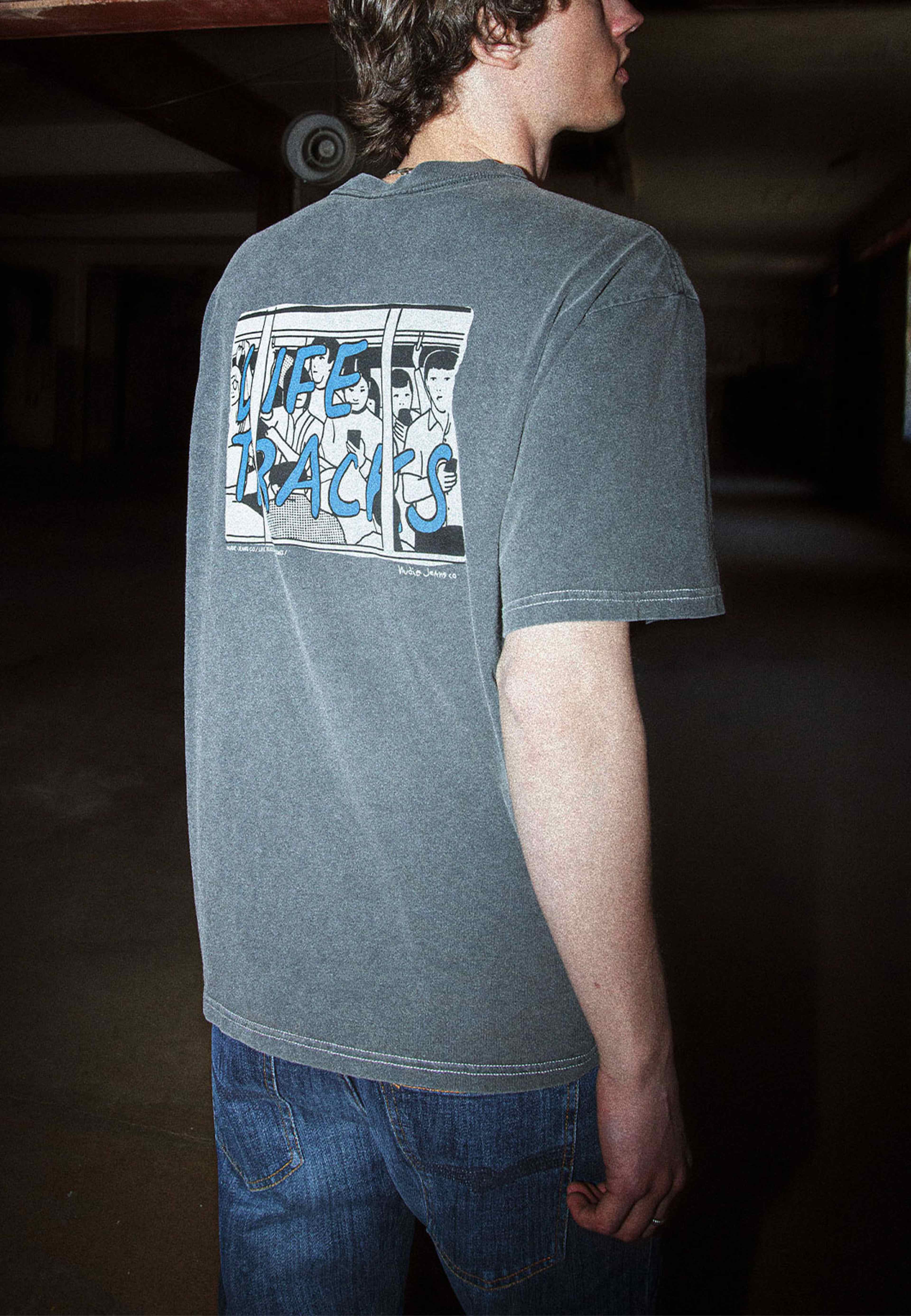 Koffe T-Shirt Life Tracks III, från Nudie Jeans, i färgen Antracite. Klicka för att öppna bilden i stort format