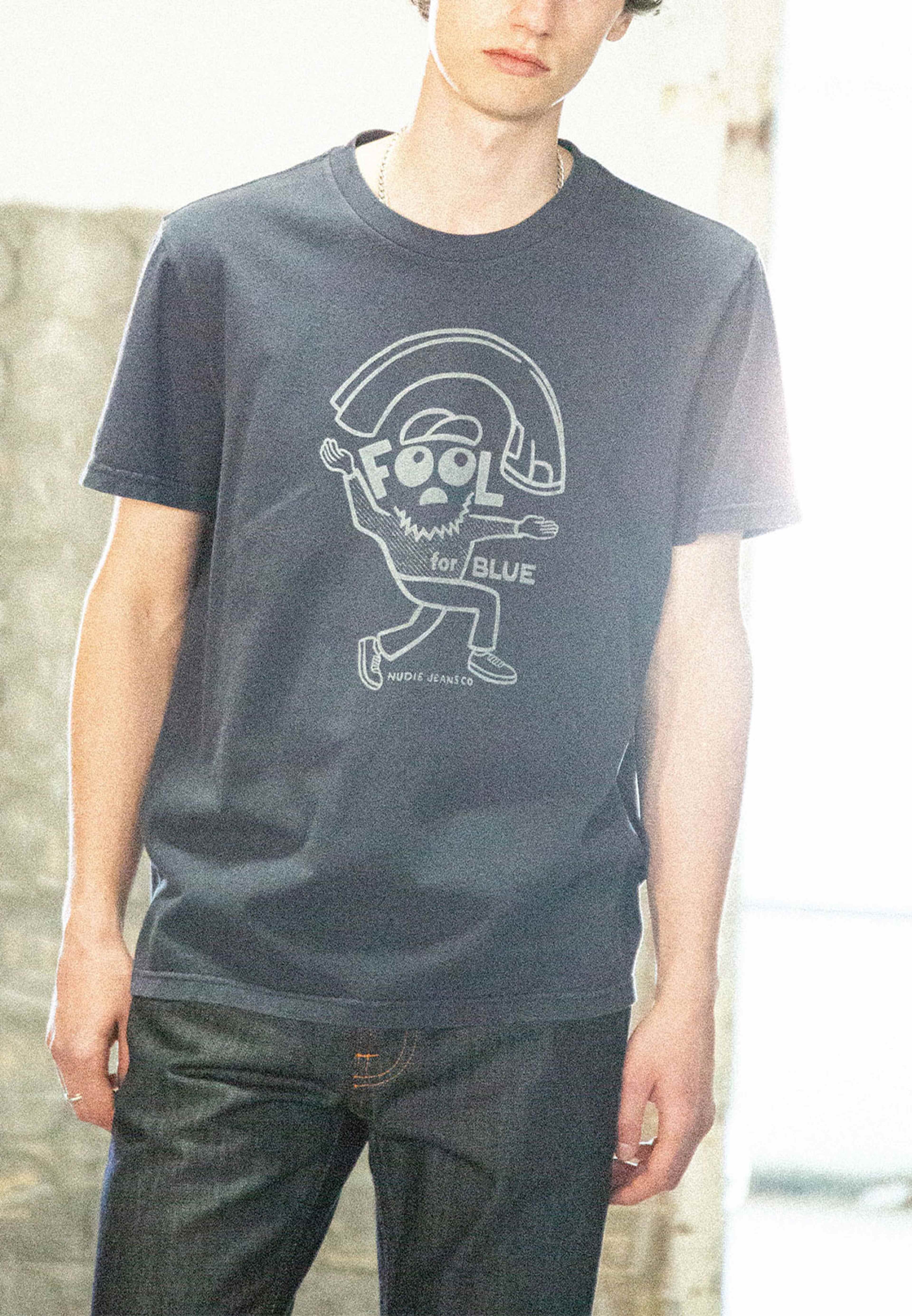 Roy T-Shirt Jeanjuggler, från Nudie Jeans, i färgen Dark Blue. Klicka för att öppna bilden i stort format
