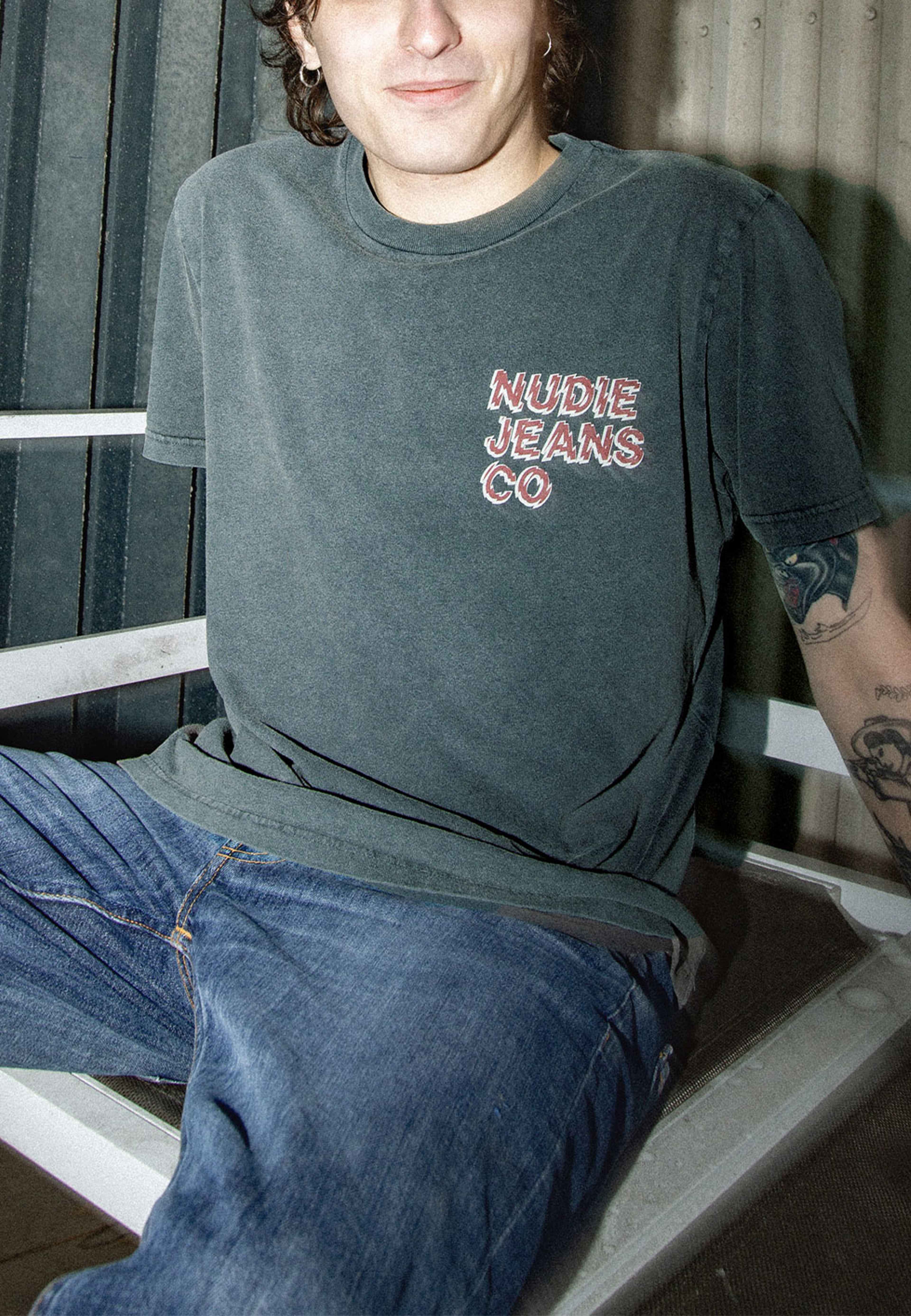 Roy T-Shirt Life Tracks I, från Nudie Jeans, i färgen Antracite. Klicka för att öppna bilden i stort format