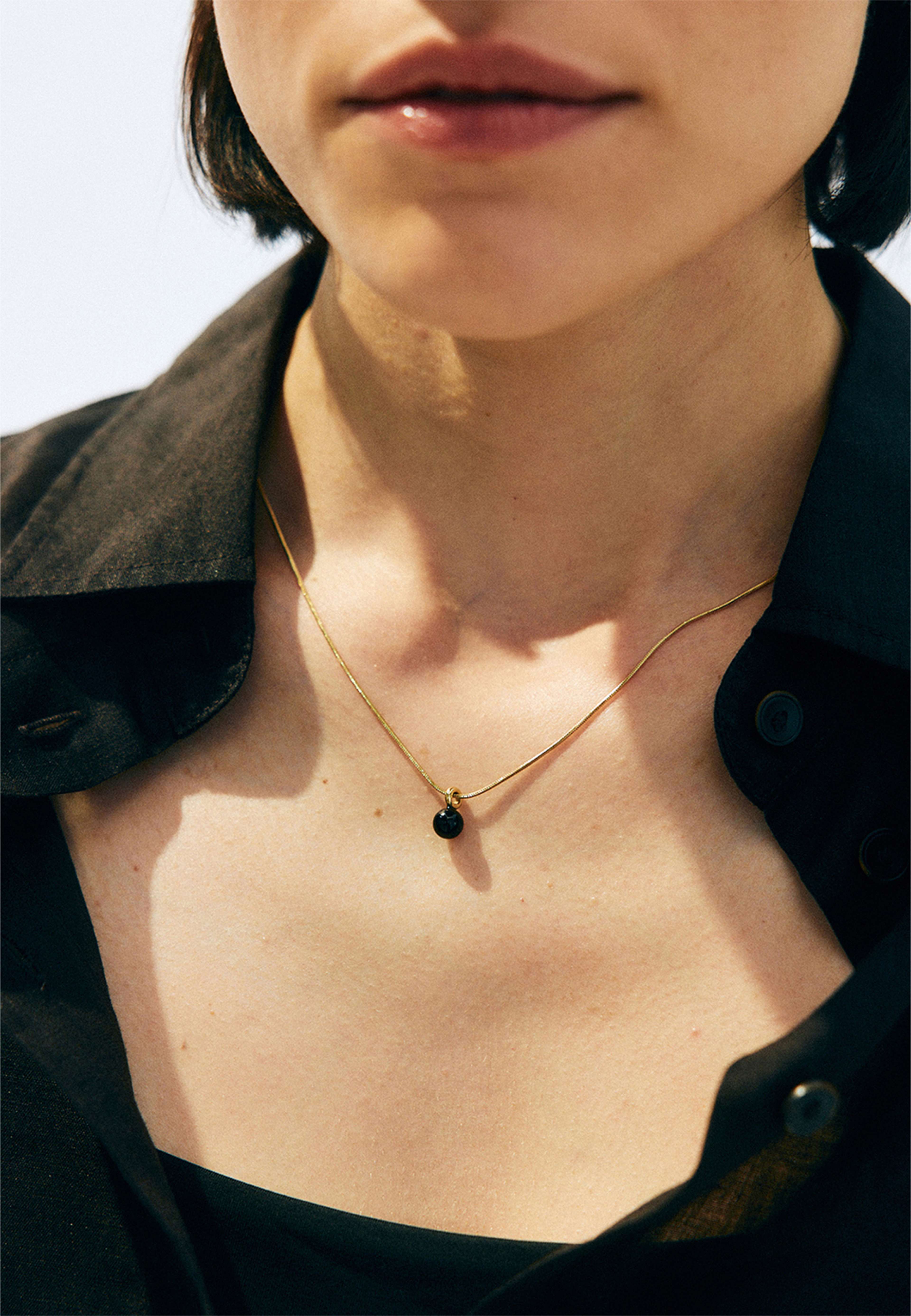 Aura Necklace S Gold/Black, från Edblad, i färgen Gold. Klicka för att öppna bilden i stort format