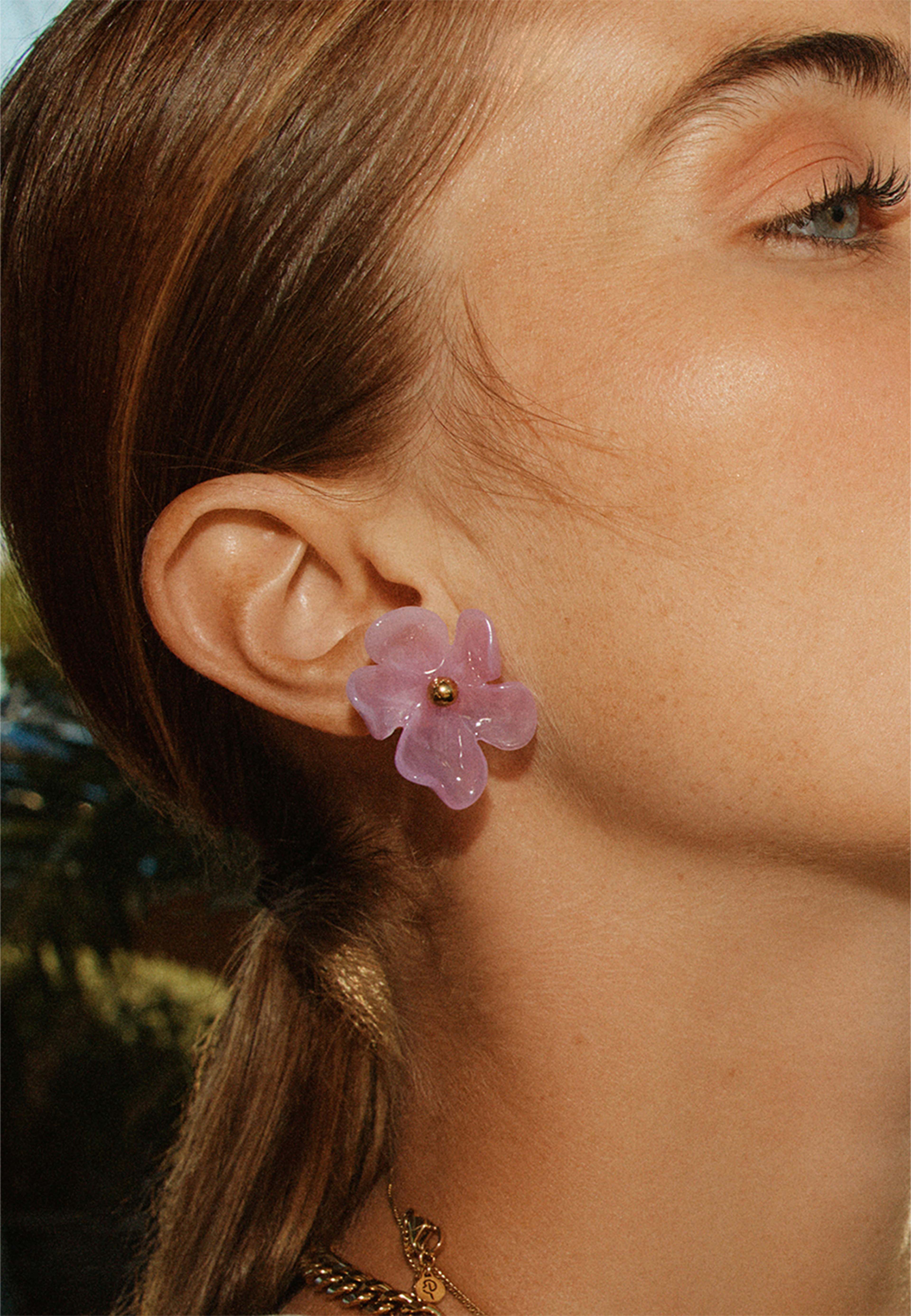 Wildflower Studs Gold/Pink, från Edblad, i färgen Gold. Klicka för att öppna bilden i stort format