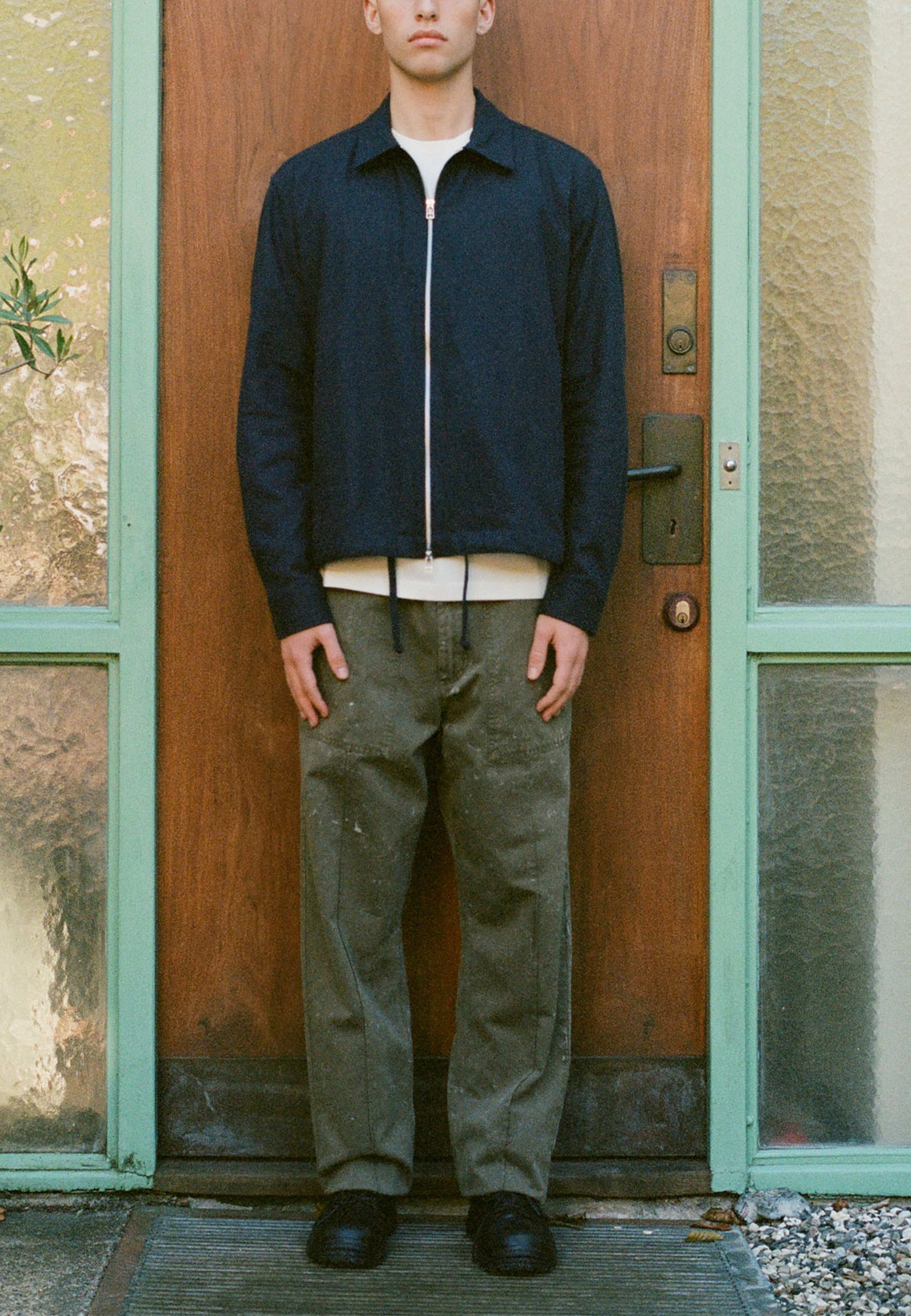 Loft Zip SHirt, från Forét, i färgen Navy. Klicka för att öppna bilden i stort format