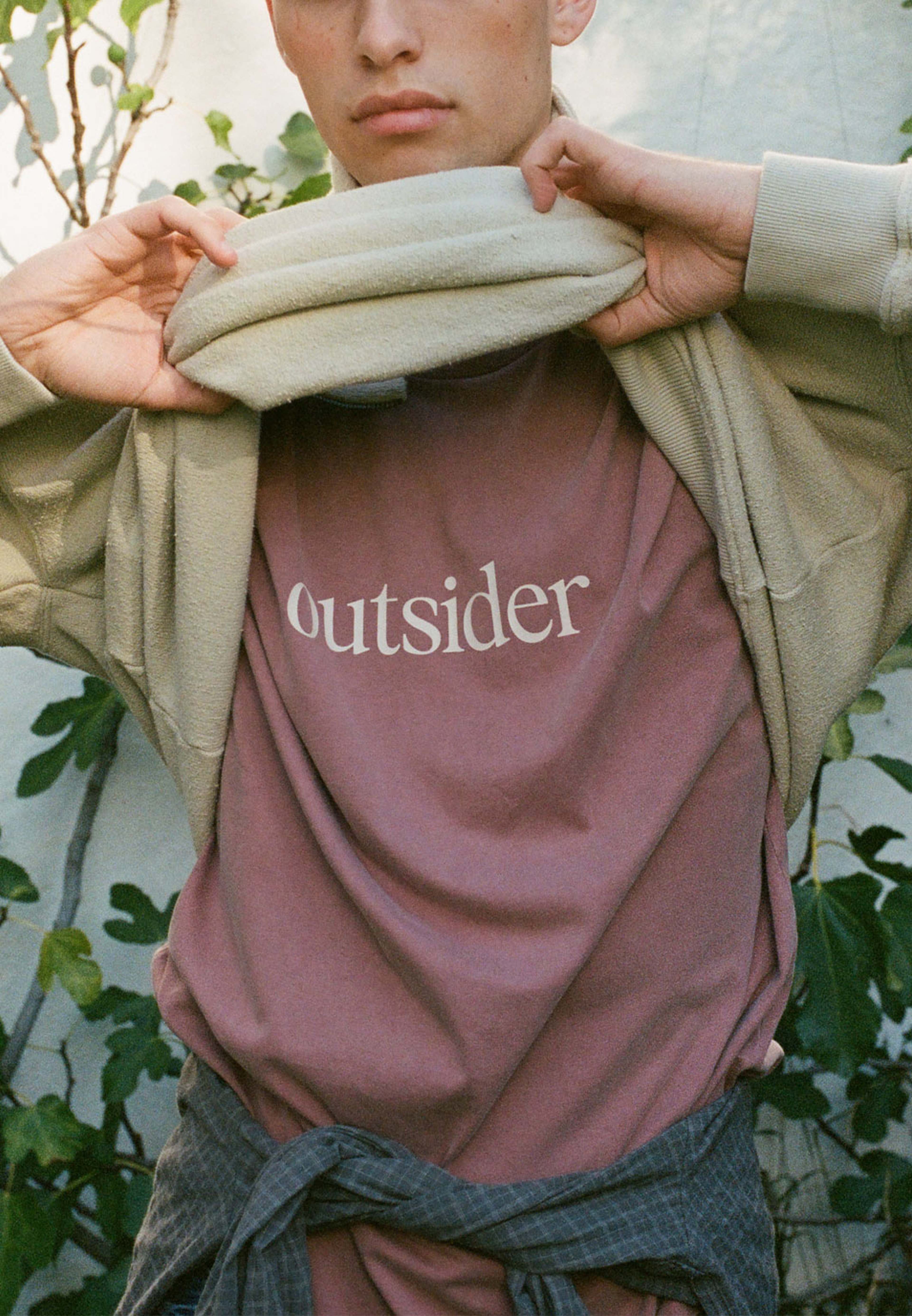 Outsider Pigment Dye T-Shirt, från Forét, i färgen Rose Clay. Klicka för att öppna bilden i stort format