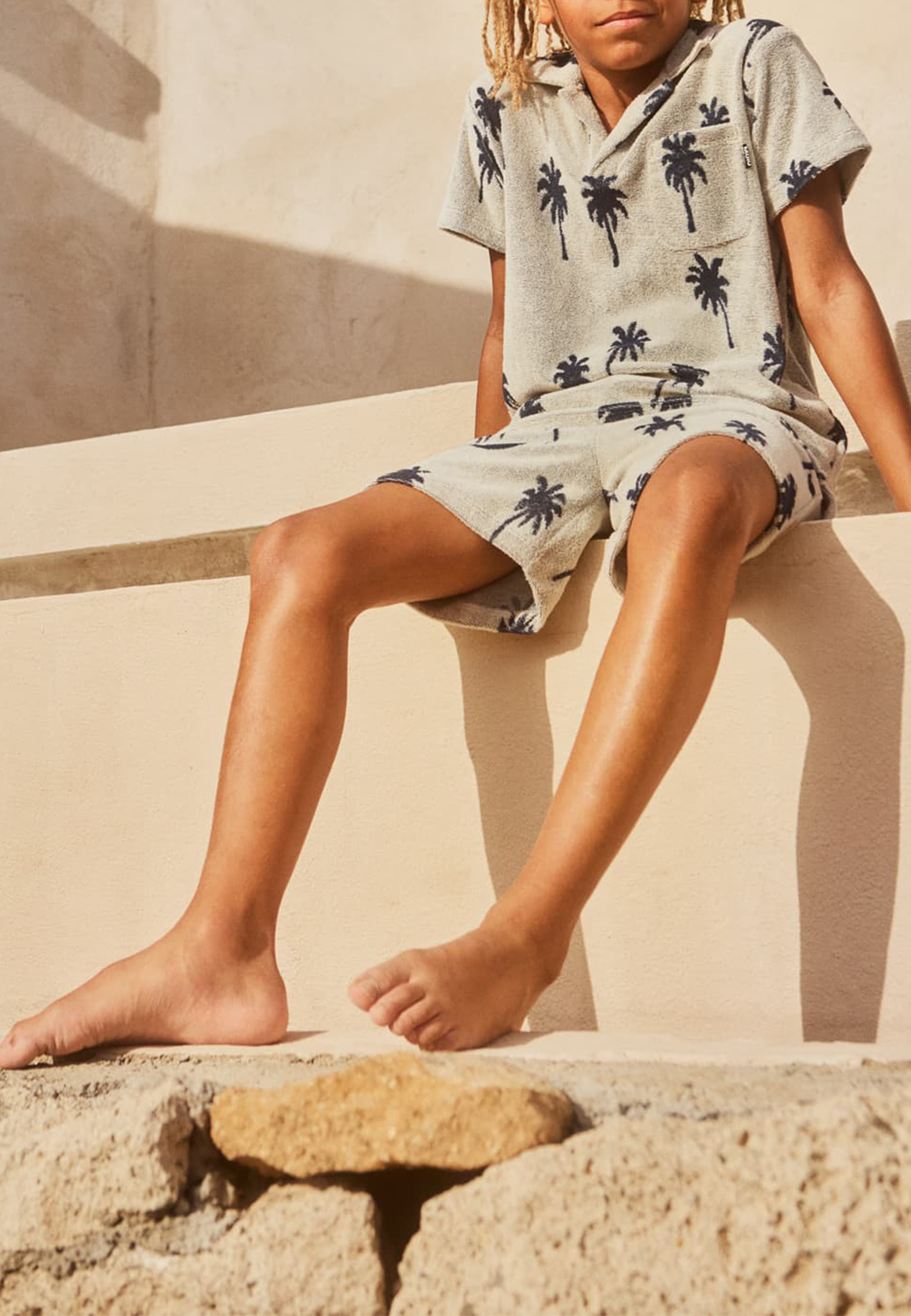 Randel T-shirt, från Molo, i färgen Palm Blue. Klicka för att öppna bilden i stort format