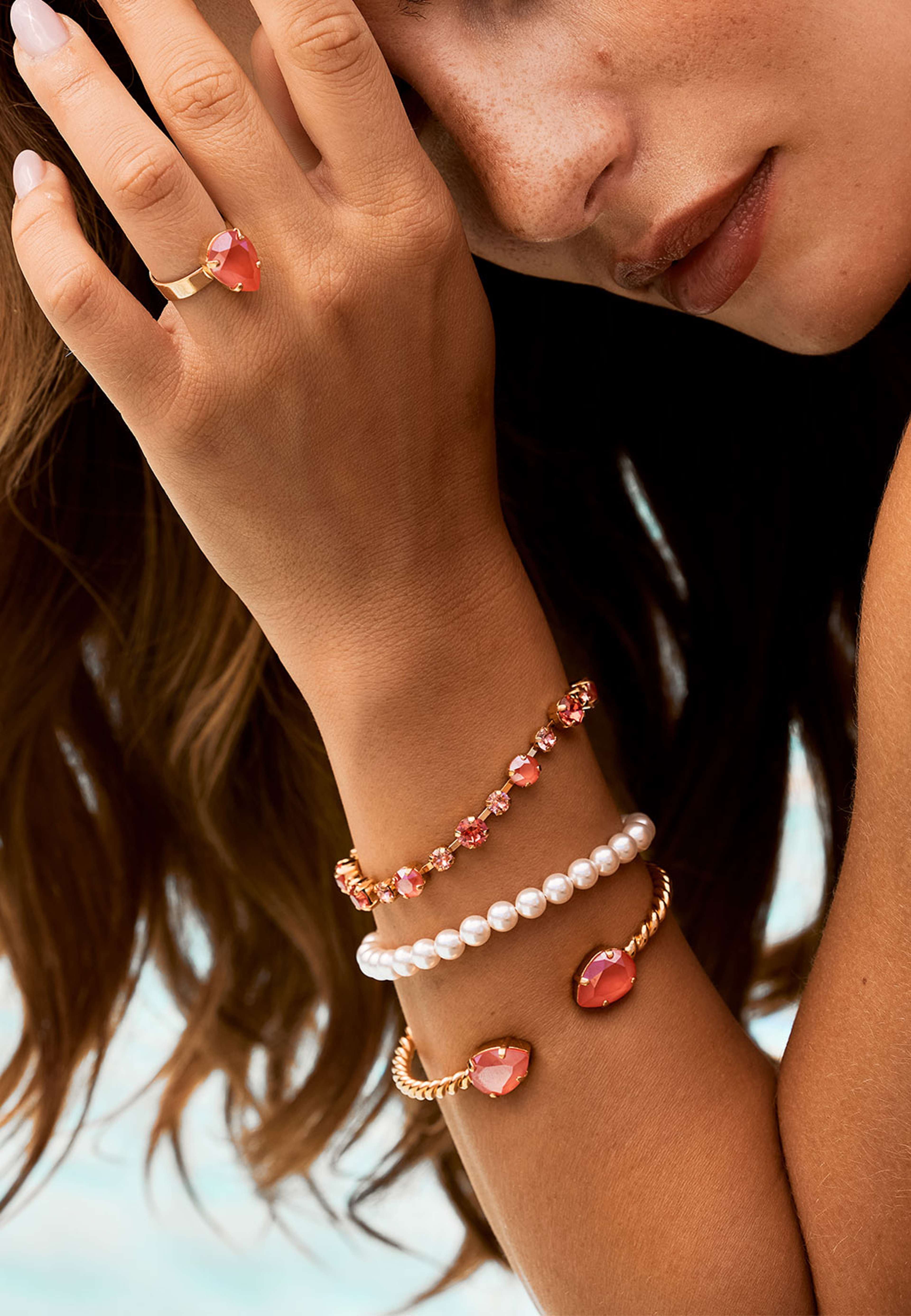 Calanthe Bracelet, från Caroline Svedbom, i färgen Light Coral Combo. Klicka för att öppna bilden i stort format