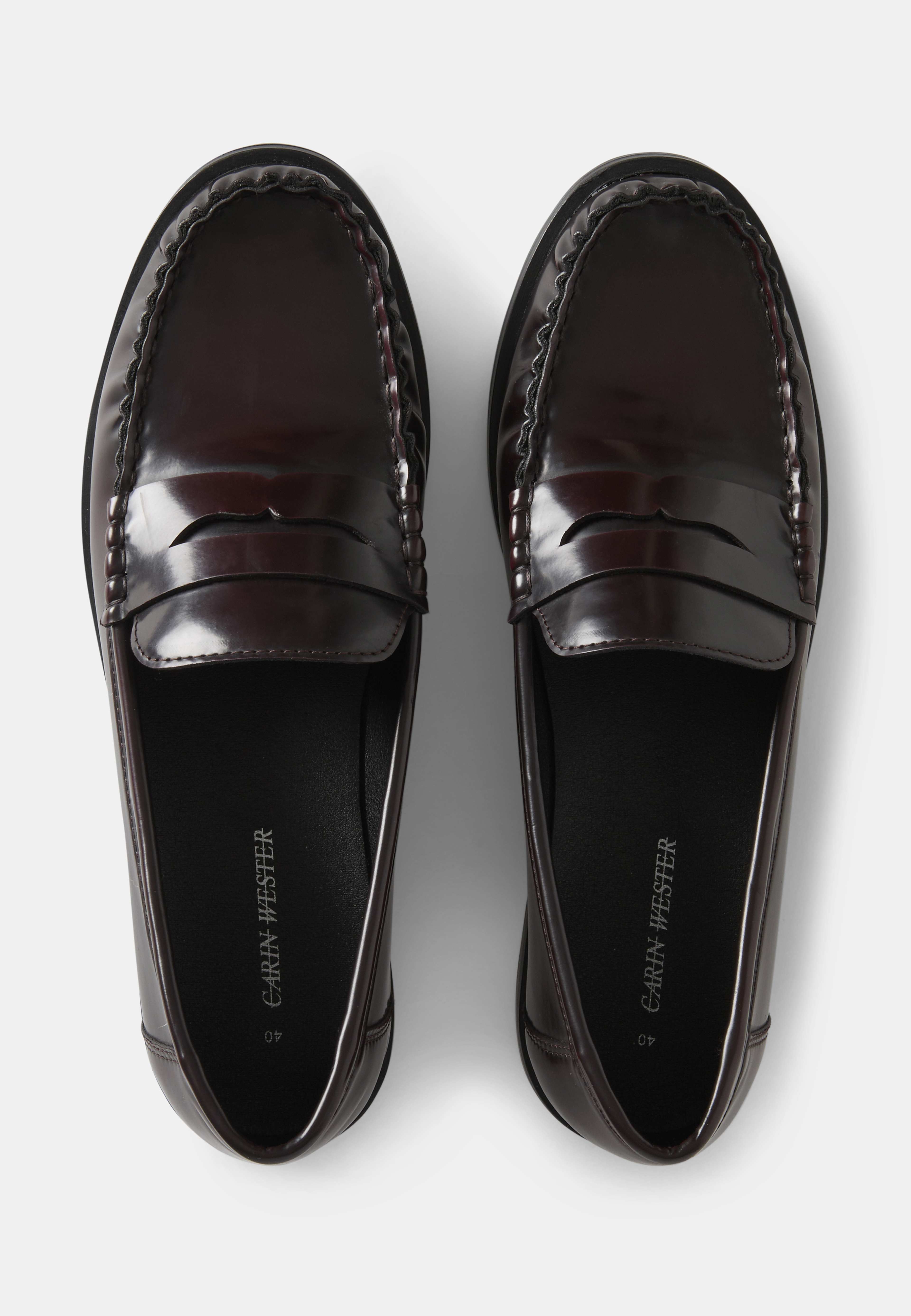 Blanka penny loafers, från Carin Wester, i färgen Oxblood. Klicka för att öppna bilden i stort format