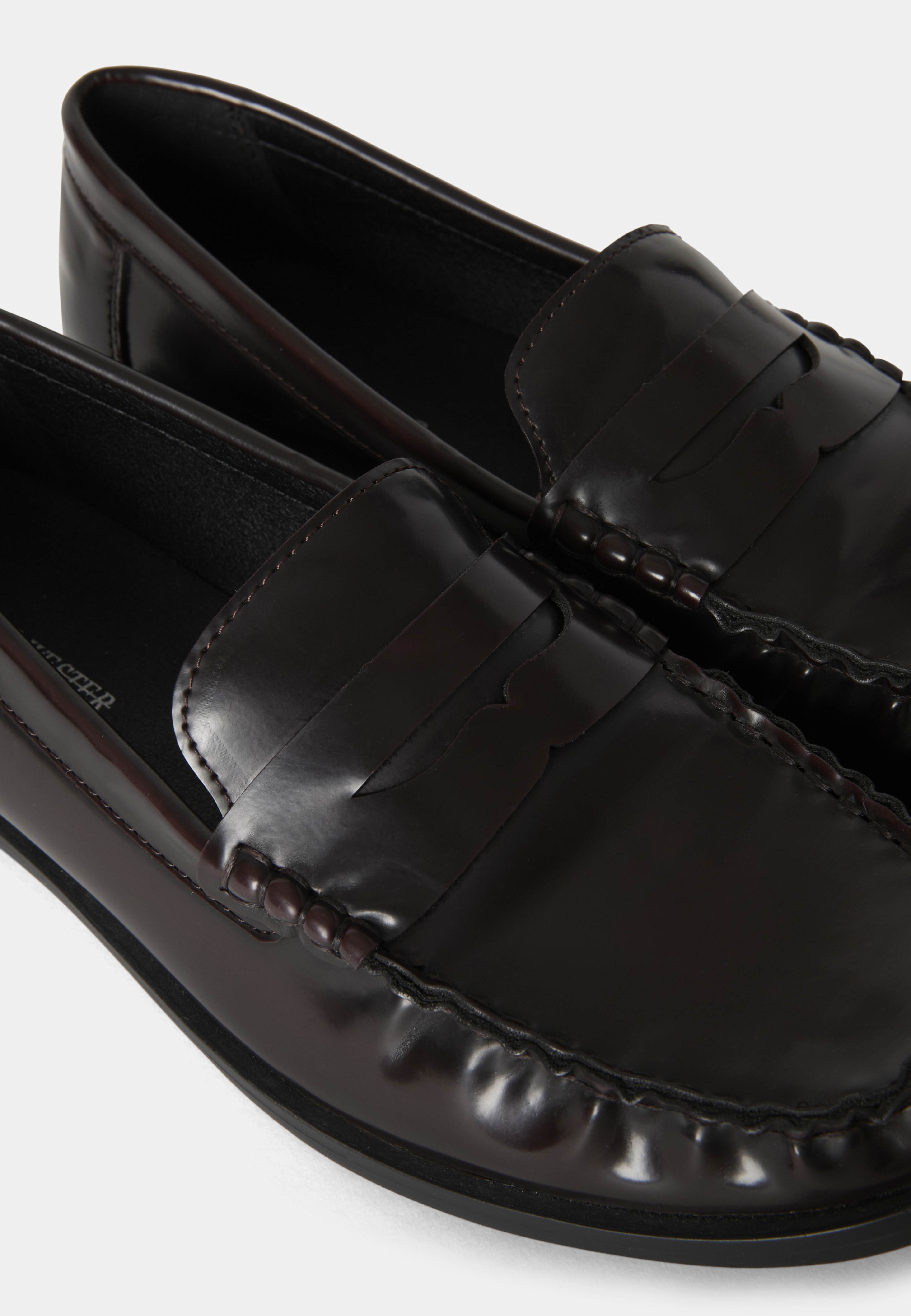 Blanka penny loafers, från Carin Wester, i färgen Oxblood. Klicka för att öppna bilden i stort format