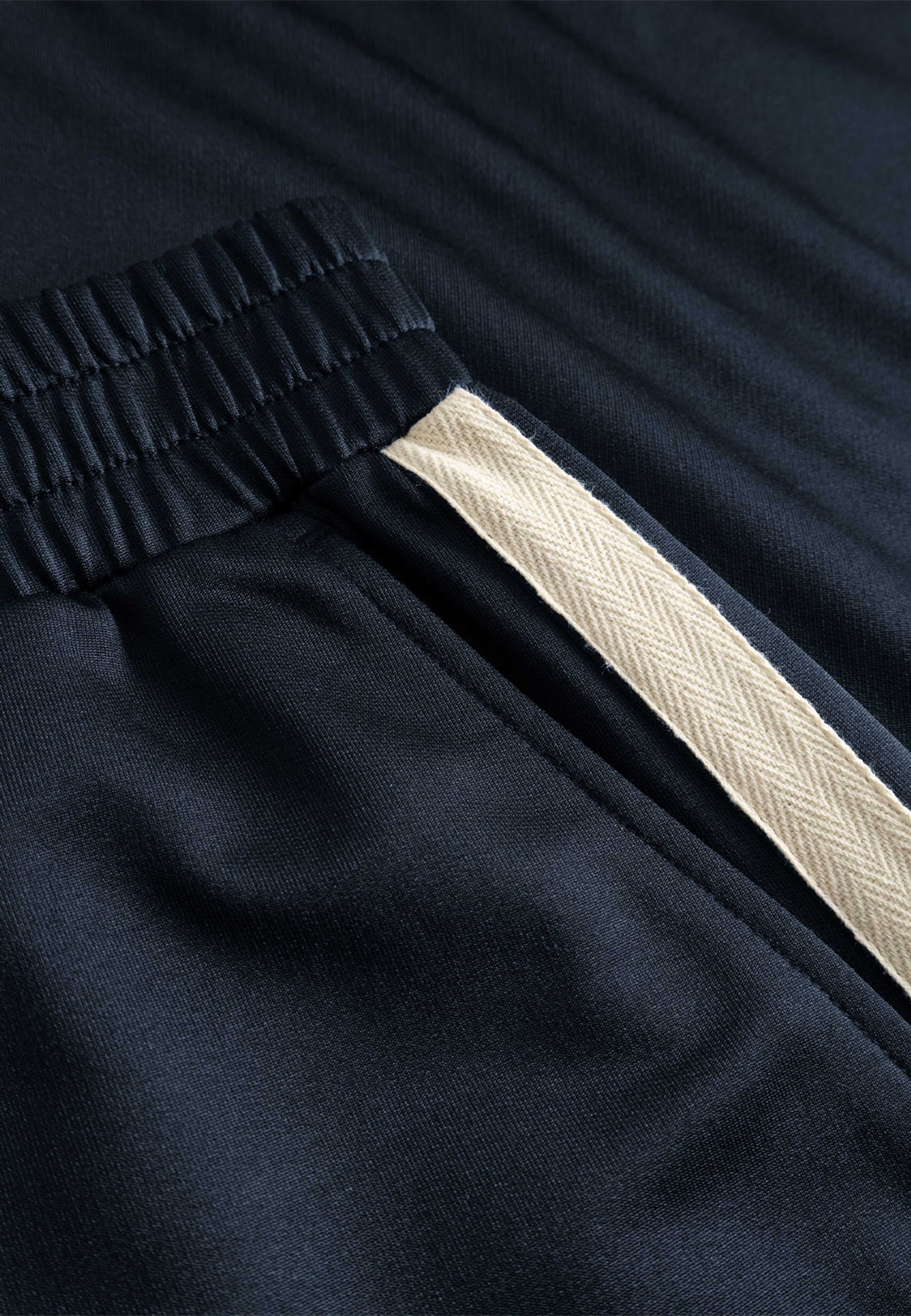 Chang Track Pants, från Woodbird, i färgen Dark Navy. Klicka för att öppna bilden i stort format