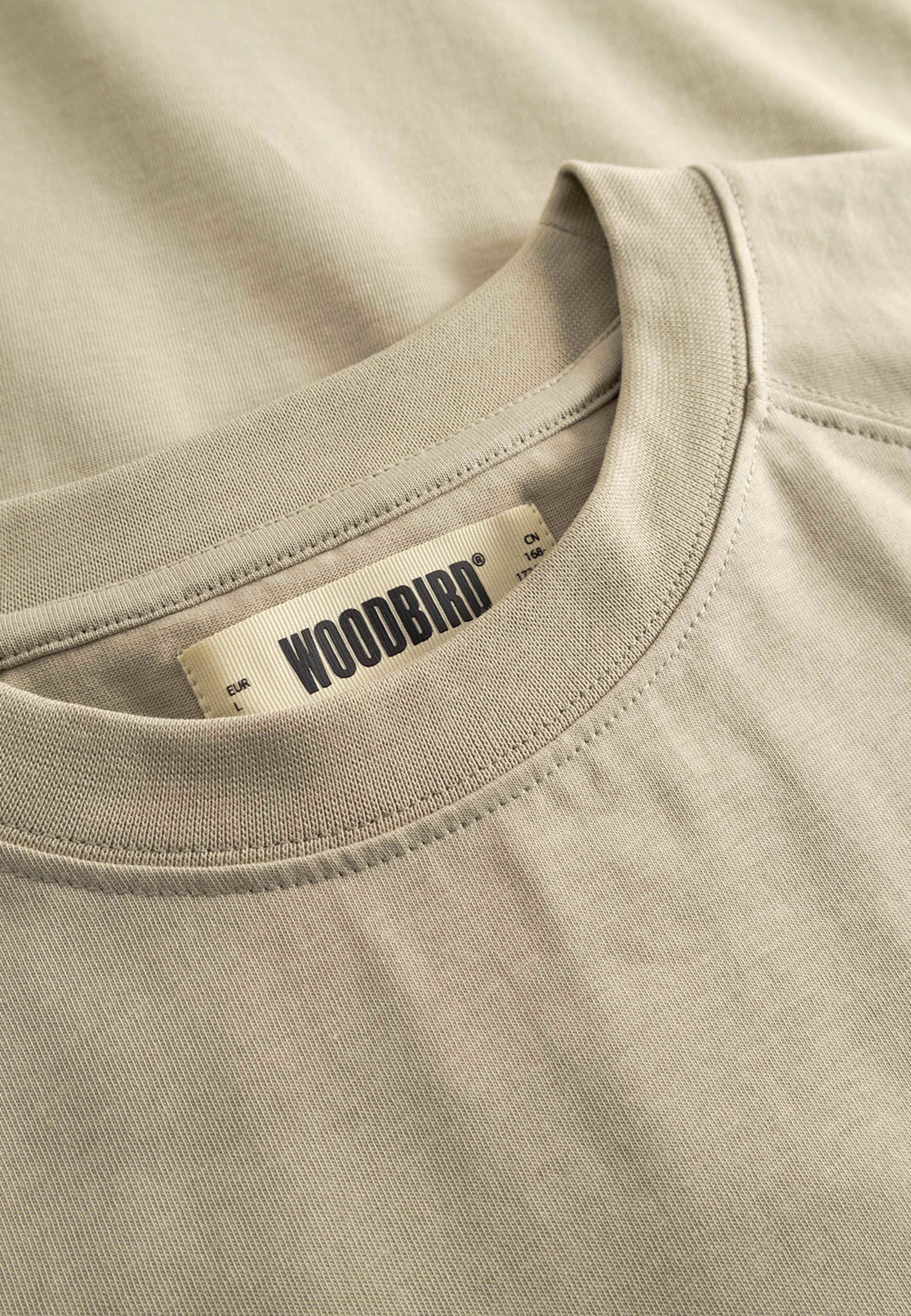 Blake Supply Tee, från Woodbird, i färgen Stone. Klicka för att öppna bilden i stort format