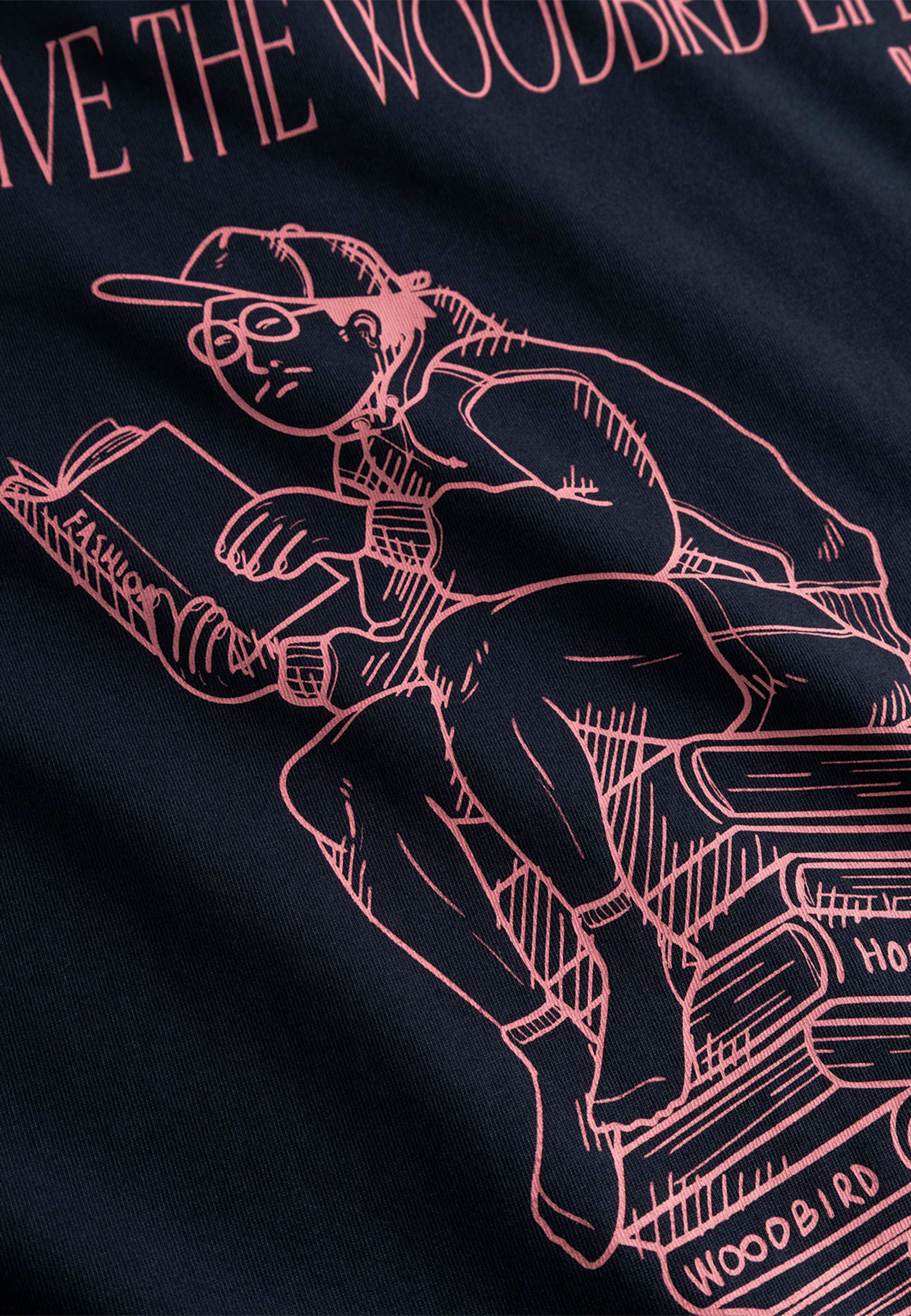 Beam Book Tee, från Woodbird, i färgen Dark Navy. Klicka för att öppna bilden i stort format