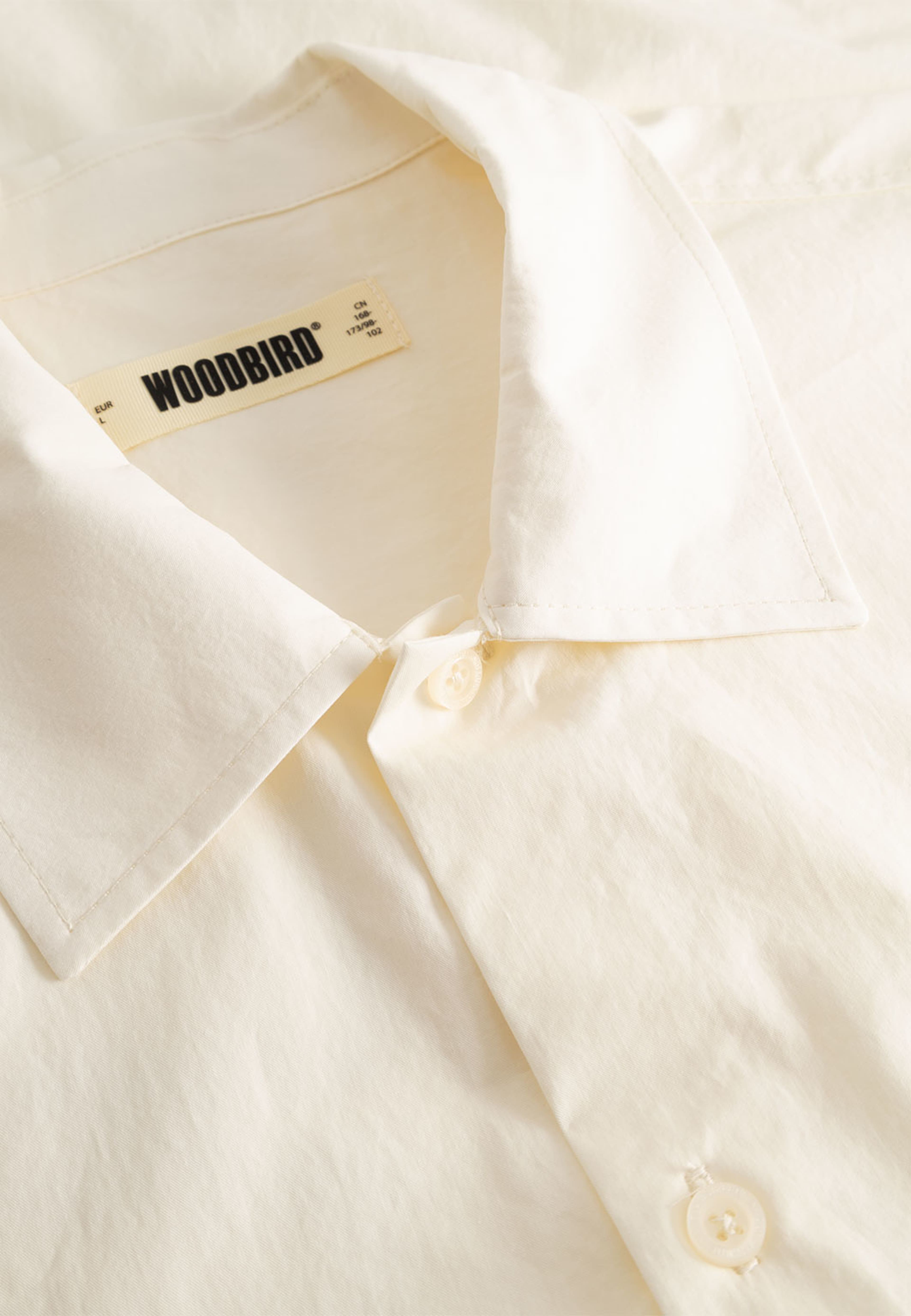 Banks Sign Shirt, från Woodbird, i färgen Off White. Klicka för att öppna bilden i stort format