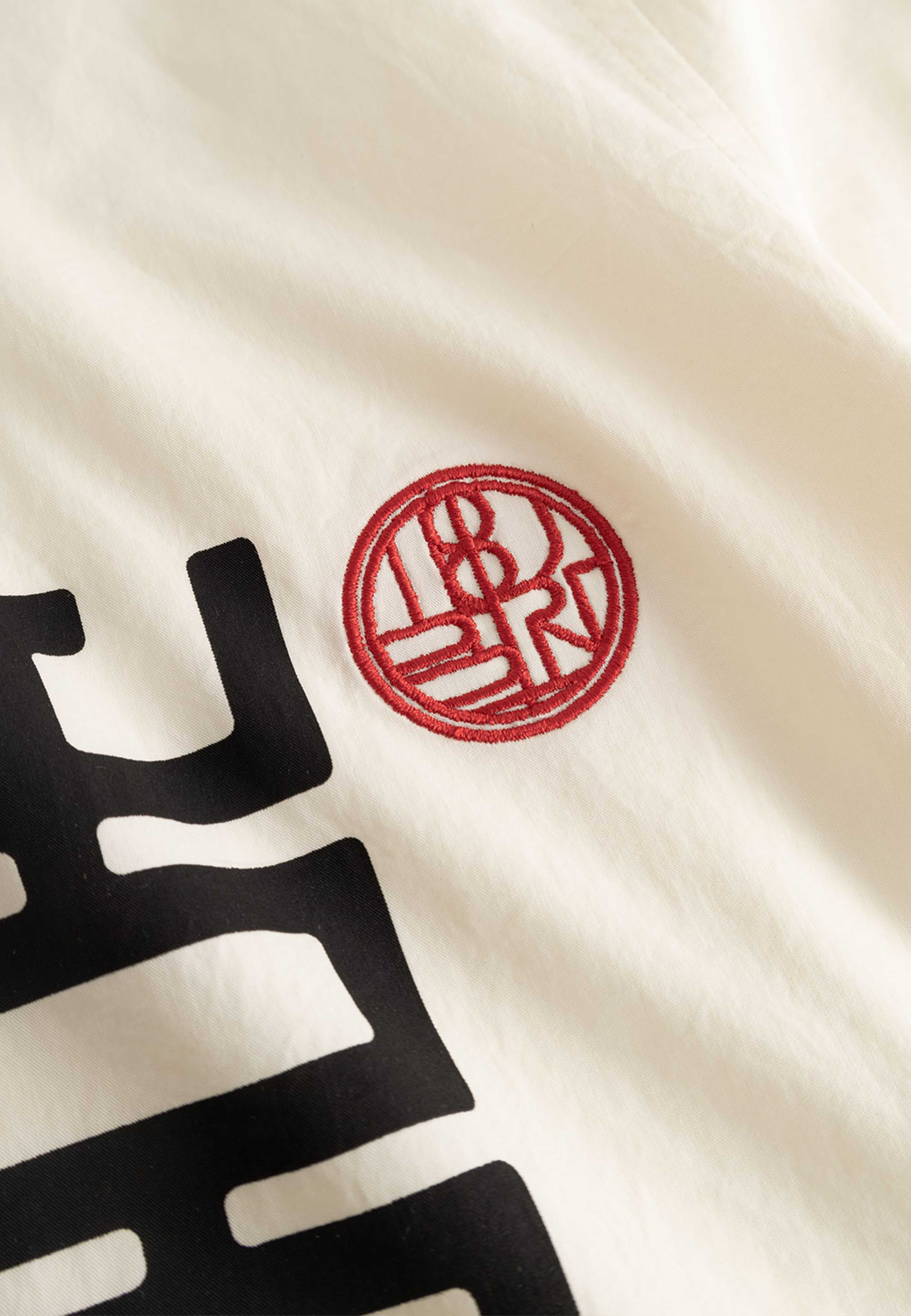 Banks Sign Shirt, från Woodbird, i färgen Off White. Klicka för att öppna bilden i stort format