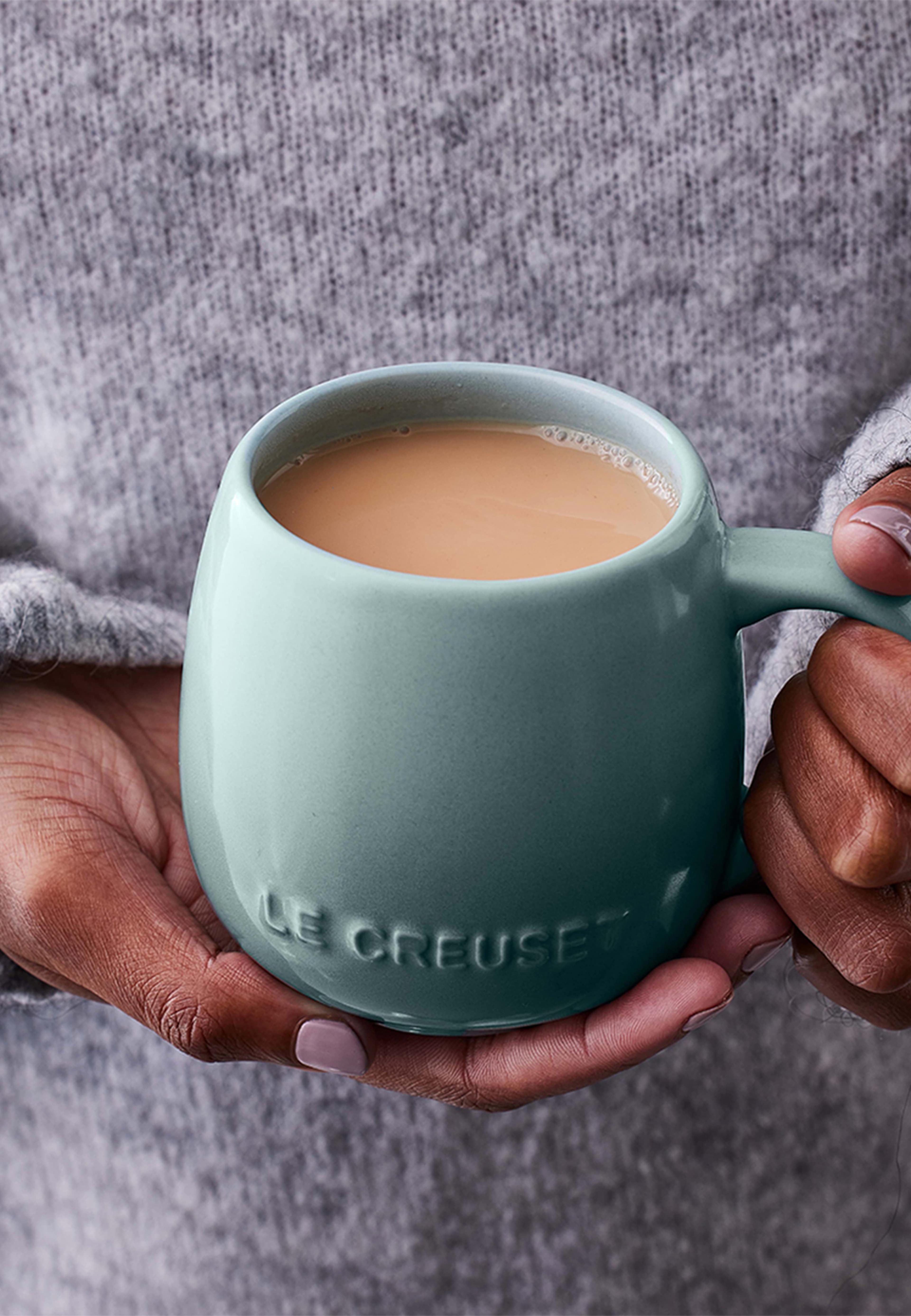 Le Creuset Coupe stengods mugg 320ml Sea Salt, från Le Creuset, i färgen Sea Salt. Klicka för att öppna bilden i stort format