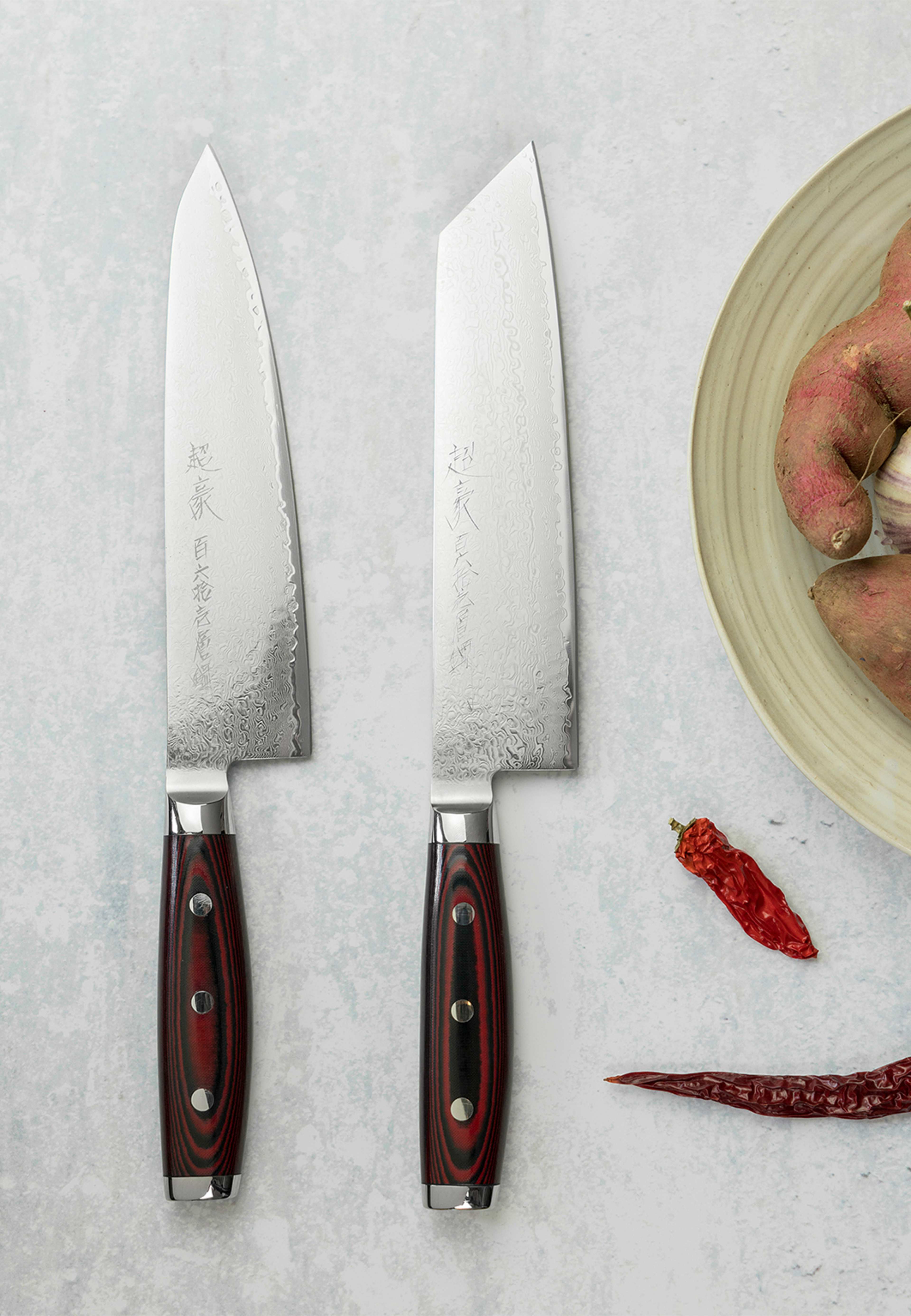 Kockkniv 20 cm Super Gou, från Yaxell, i färgen Red. Klicka för att öppna bilden i stort format