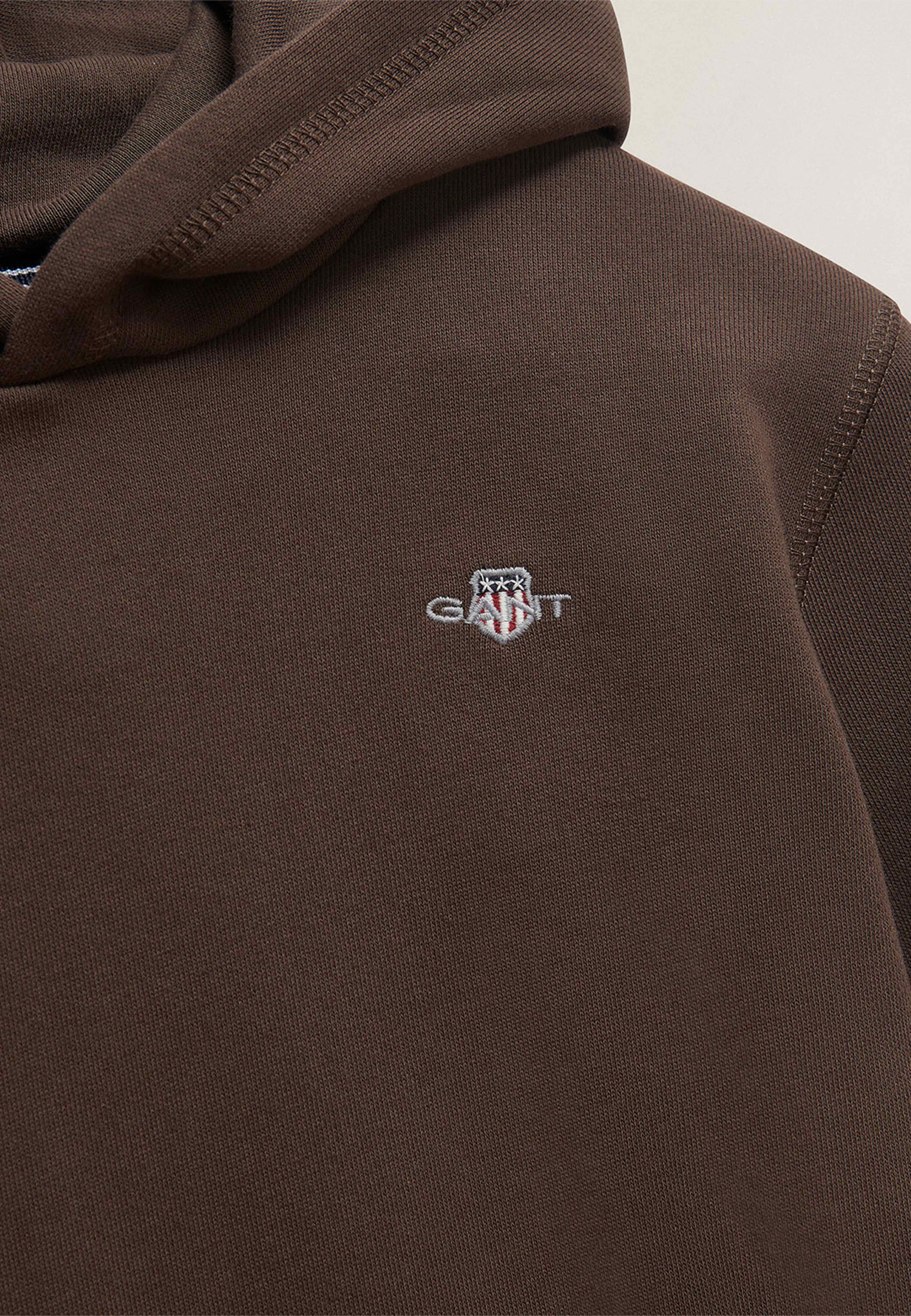 Sweatshirts Shield Hoodie, från GANT, i färgen Shadow Brown. Klicka för att öppna bilden i stort format