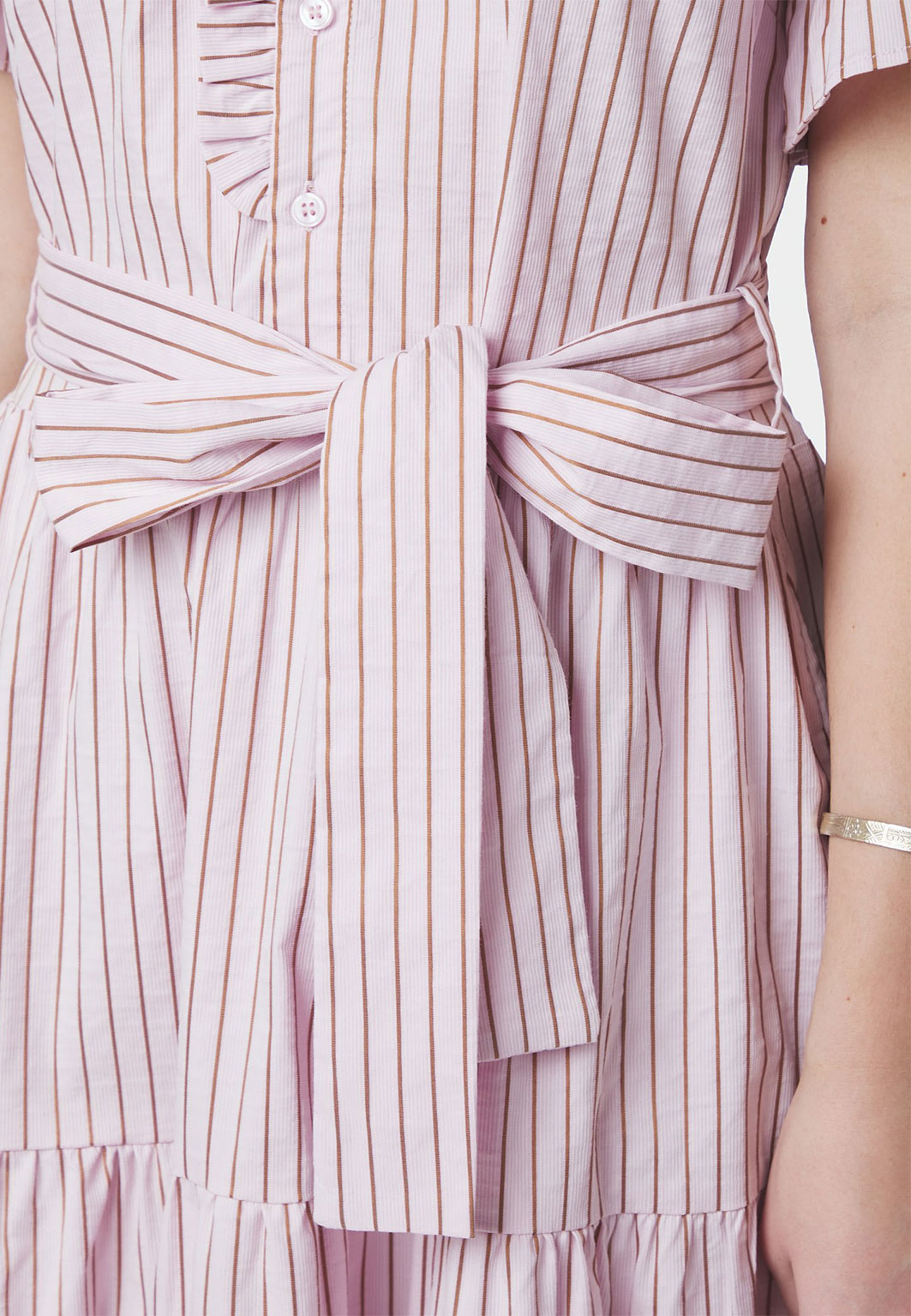 Nessie Structure Stripe Dress, från Neo Noir, i färgen Light Pink. Klicka för att öppna bilden i stort format