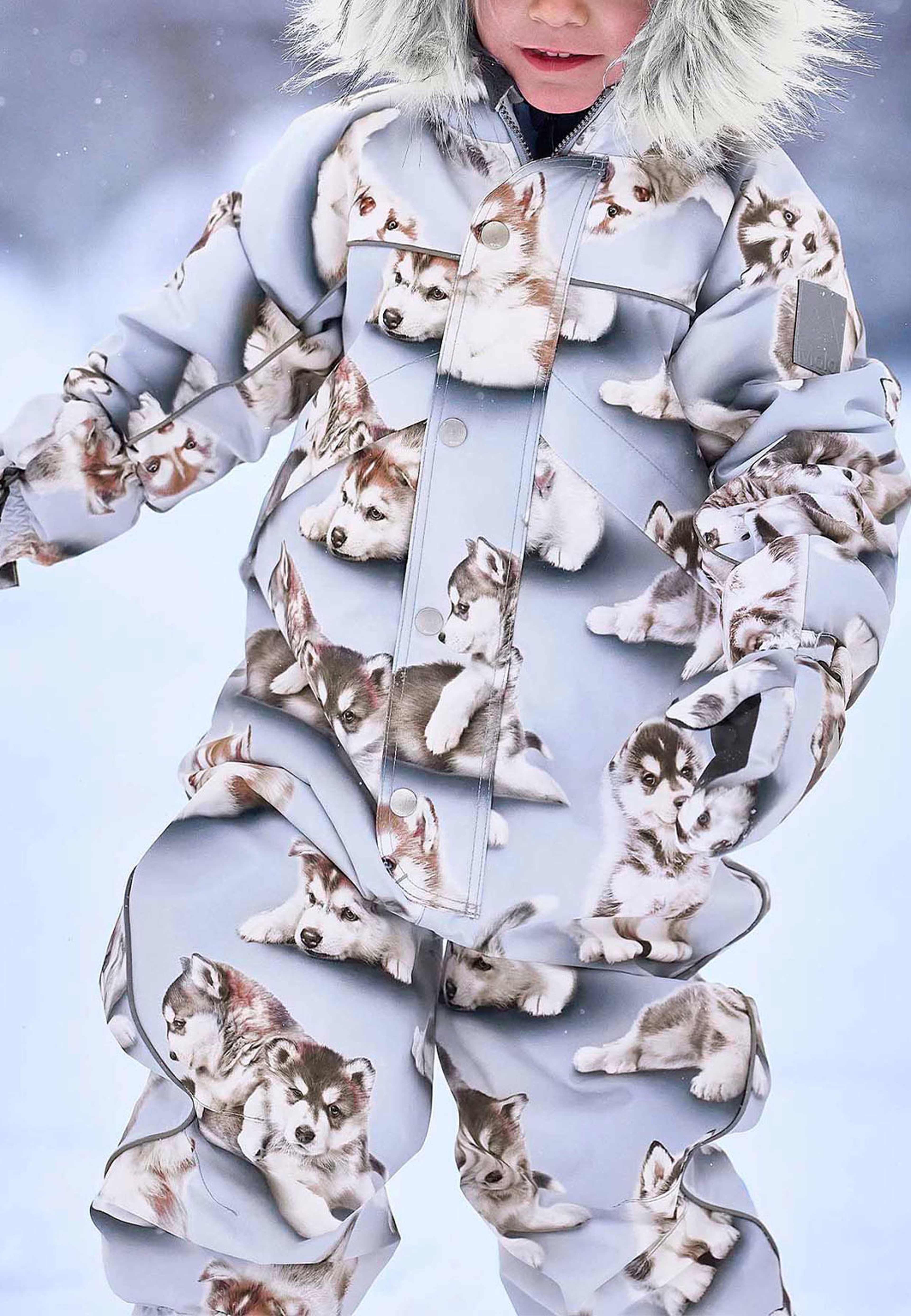 Polaris Fur Snowsuit, från Molo, i färgen Husky Cubs. Klicka för att öppna bilden i stort format