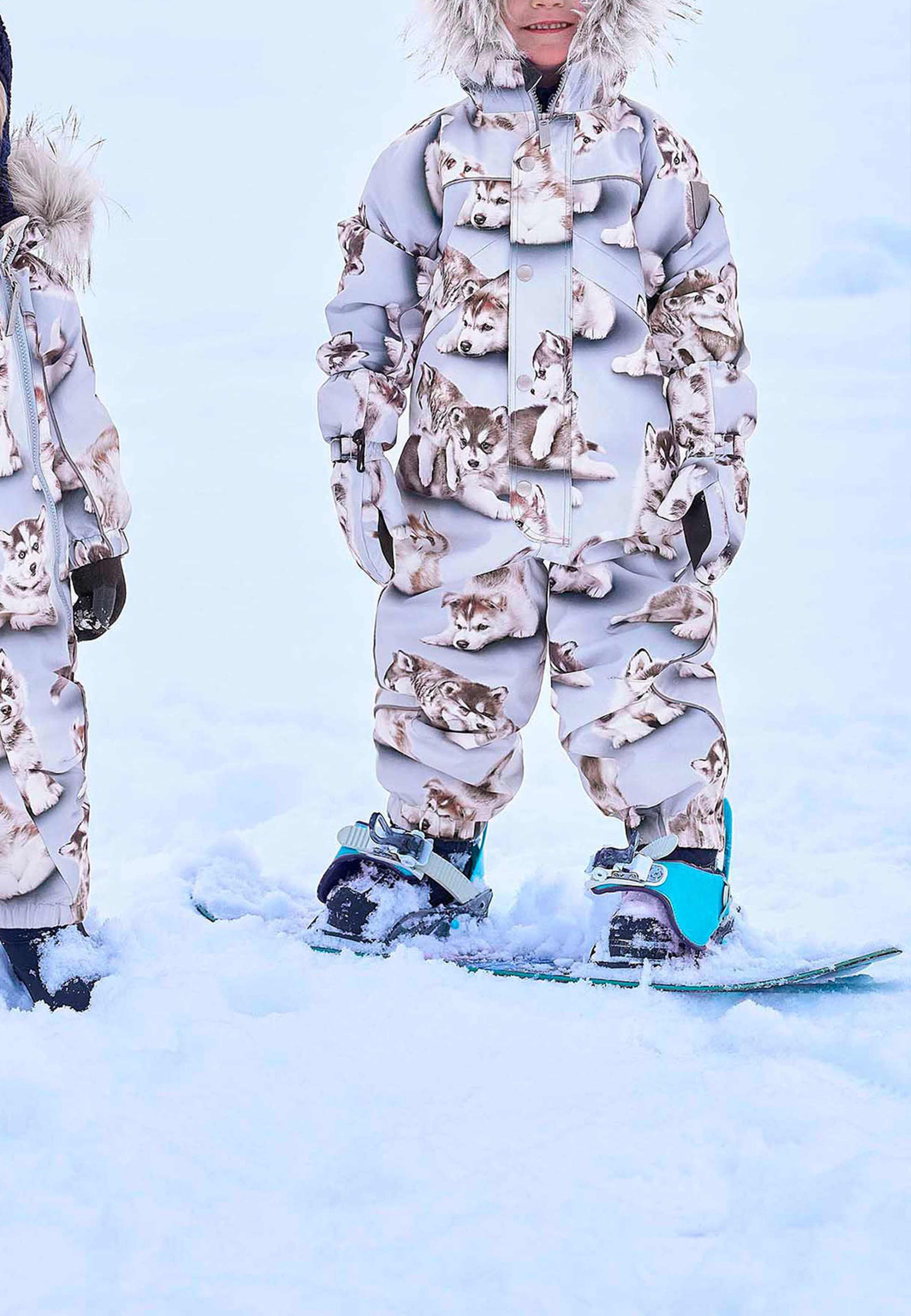 Polaris Fur Snowsuit, från Molo, i färgen Husky Cubs. Klicka för att öppna bilden i stort format