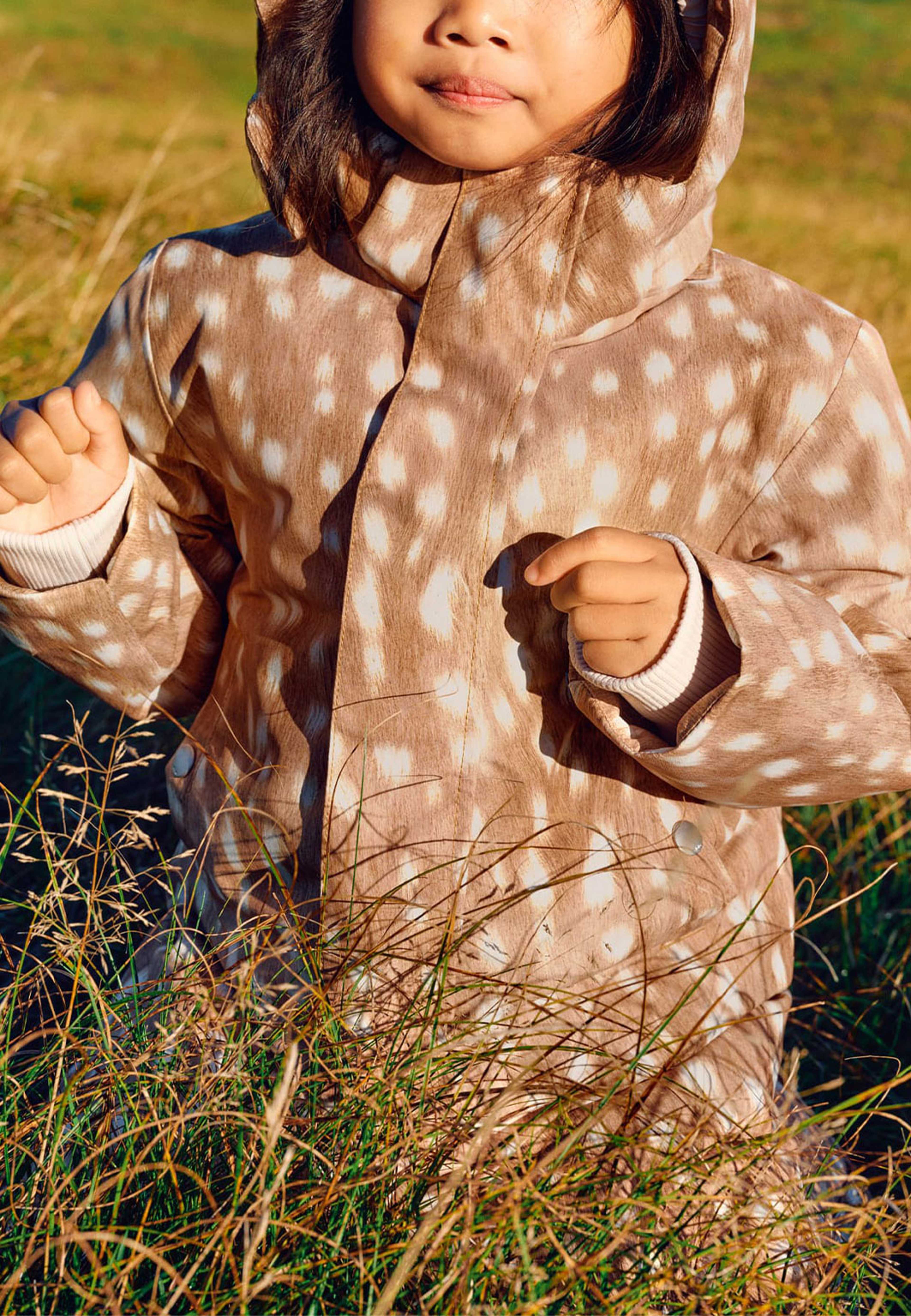 Pax Snowsuit, från Molo, i färgen Fawn Deer. Klicka för att öppna bilden i stort format