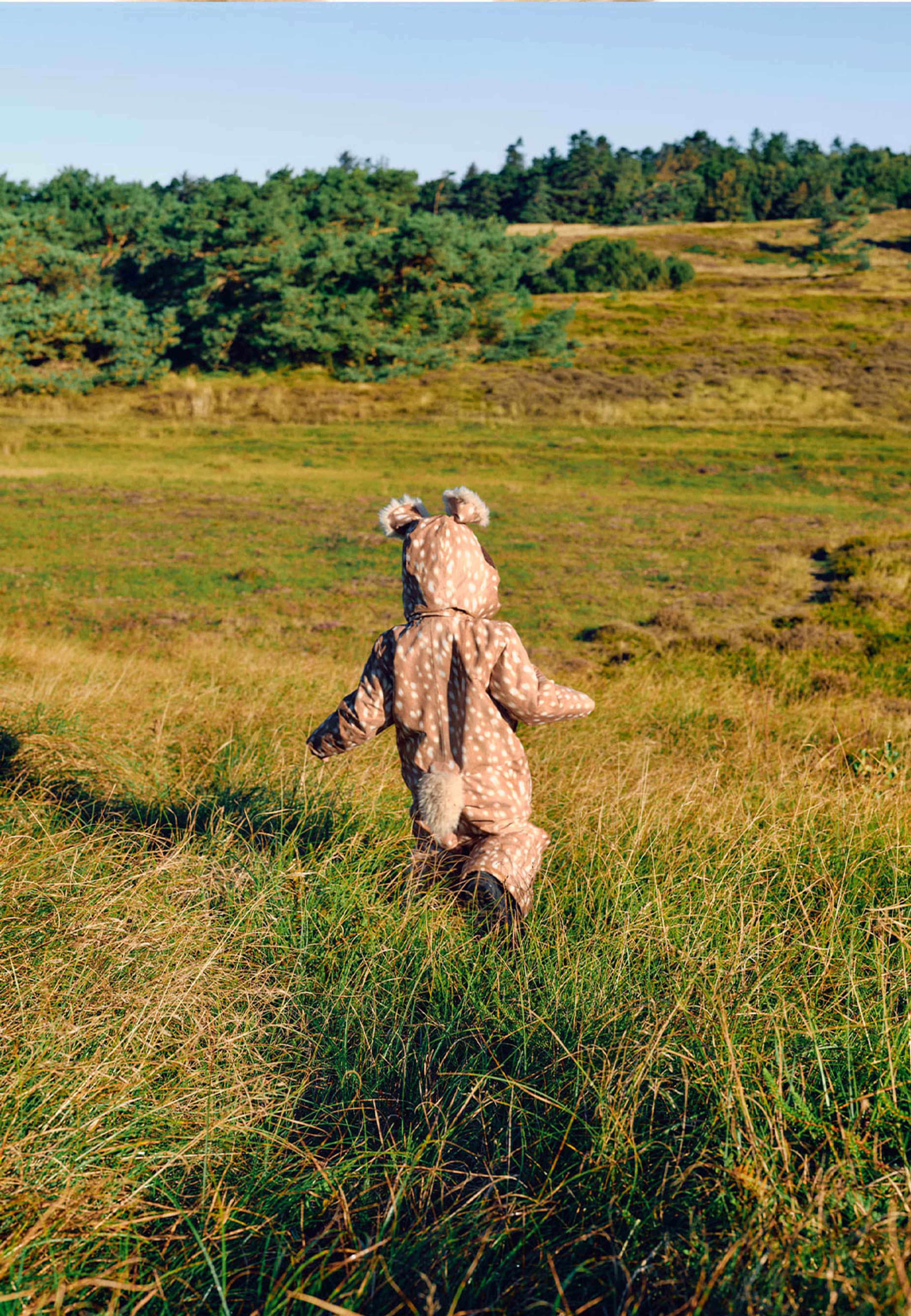 Pax Snowsuit, från Molo, i färgen Fawn Deer. Klicka för att öppna bilden i stort format