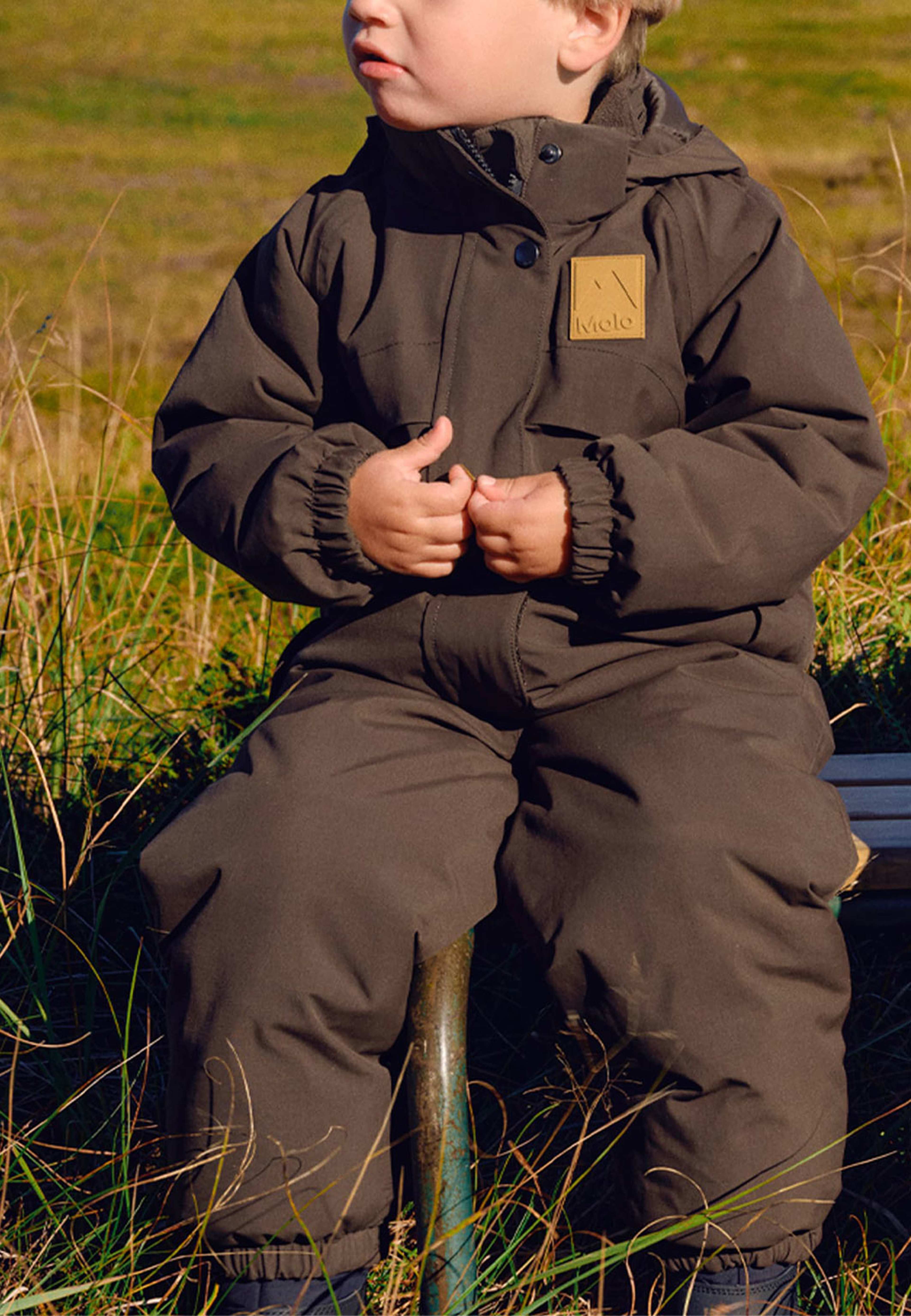 Pingo Snowsuit, från Molo, i färgen Bark Brown. Klicka för att öppna bilden i stort format