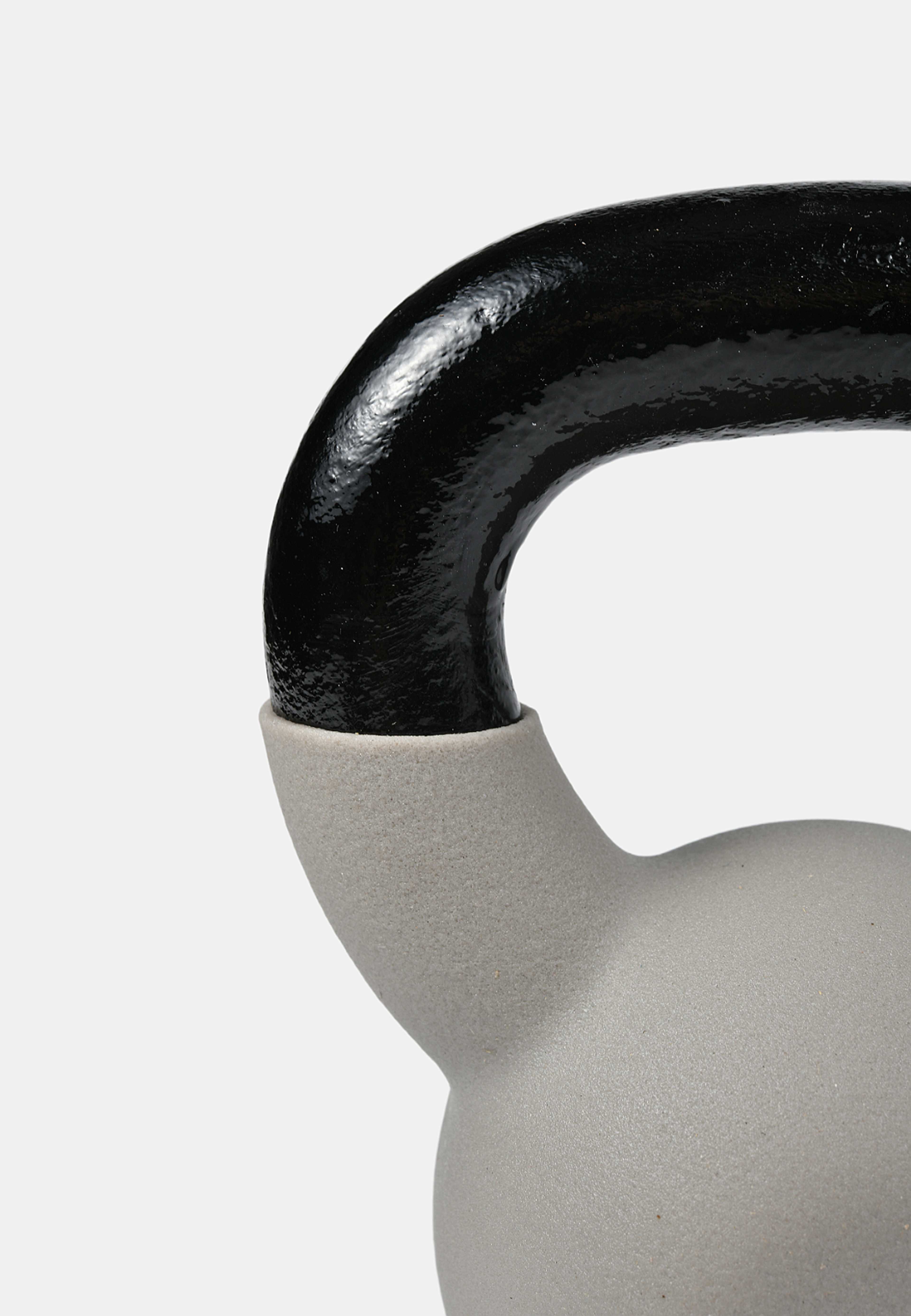 Kettlebell 4 kg, från AVOLA, i färgen Black/Beige. Klicka för att öppna bilden i stort format