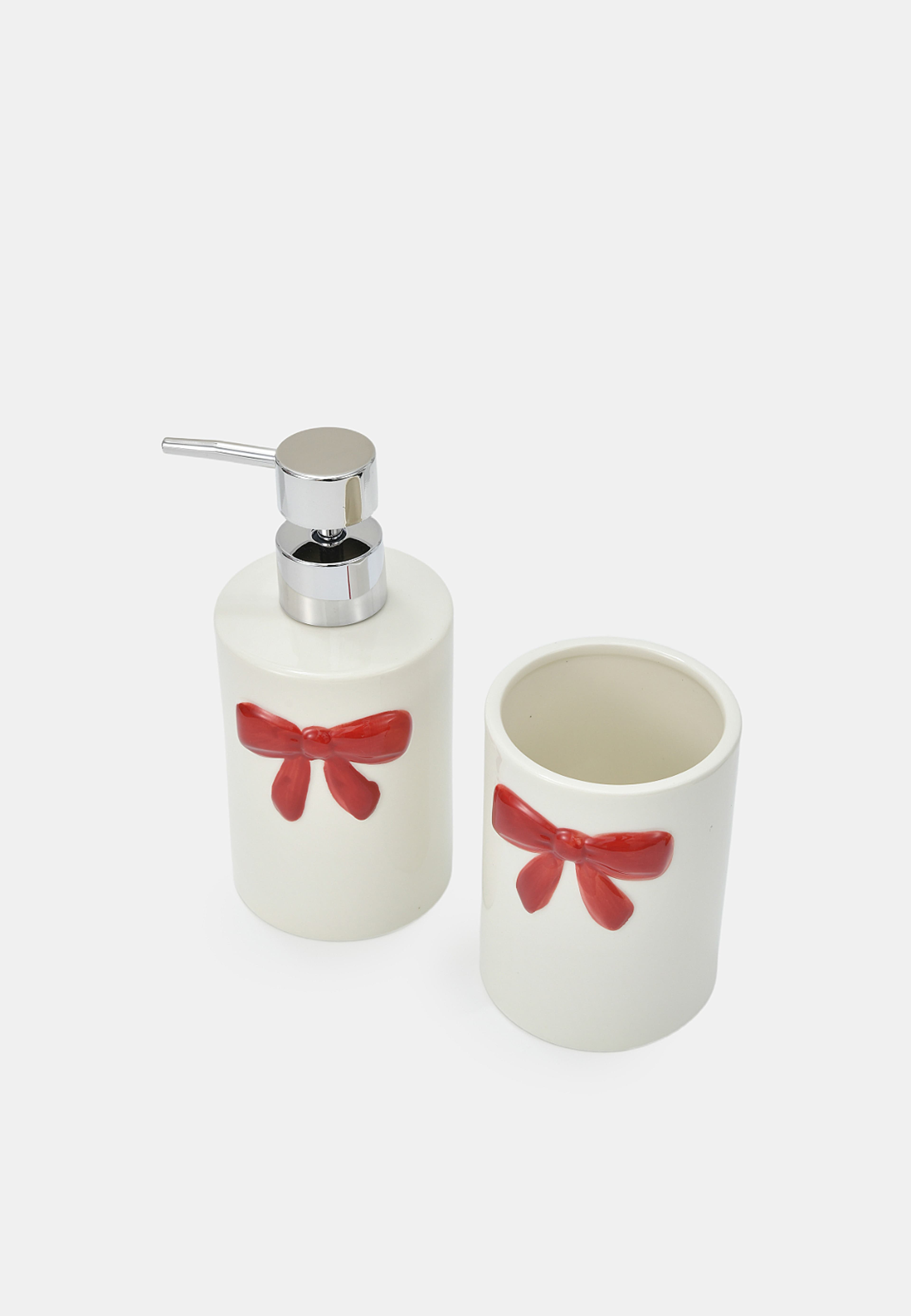 Badrumsset 2 delar BOW, från Åhléns Home, i färgen White/Red. Klicka för att öppna bilden i stort format