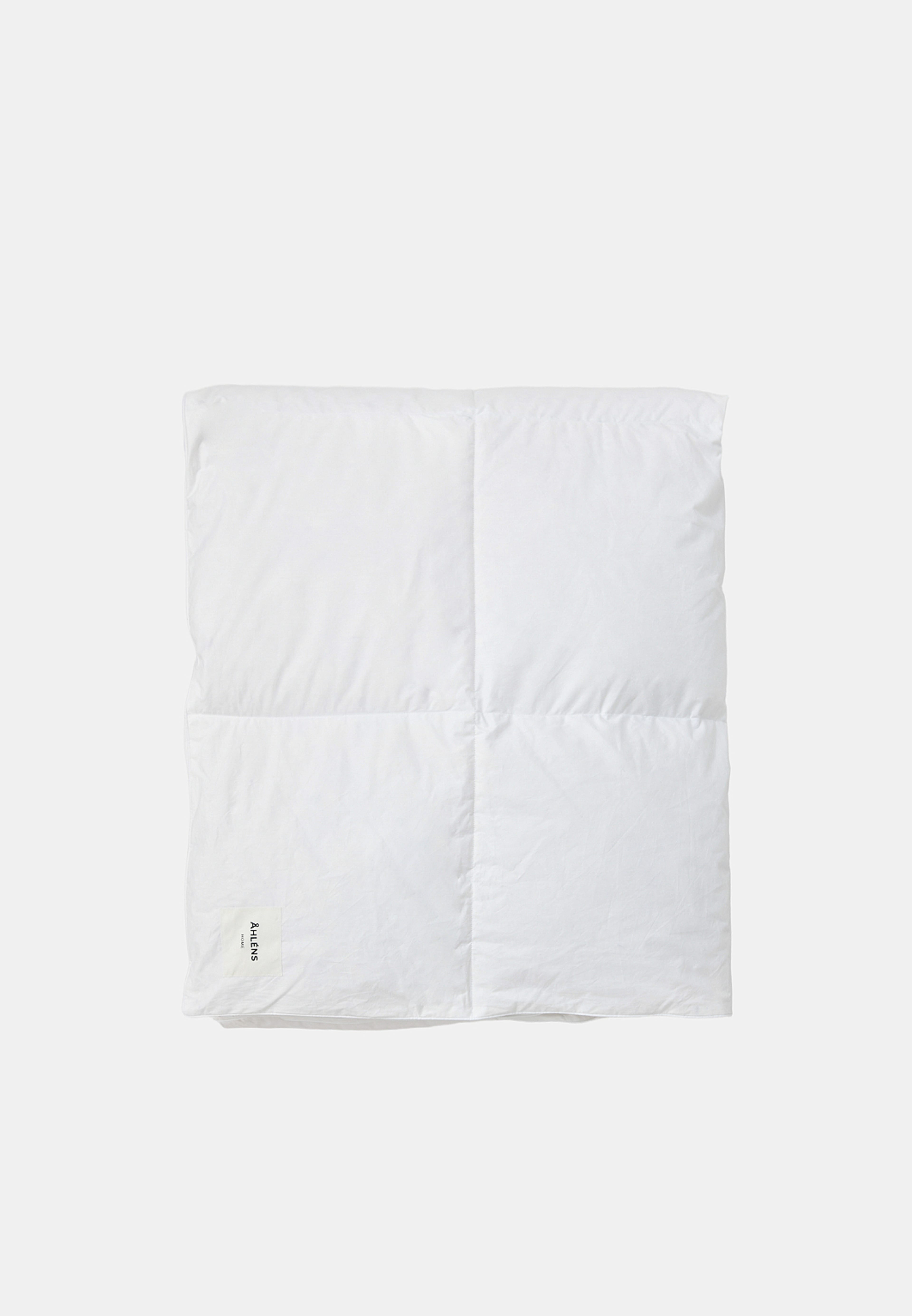 Duntäcke medelvarmt 220x210 cm, från Åhléns Home, i färgen White. Klicka för att öppna bilden i stort format