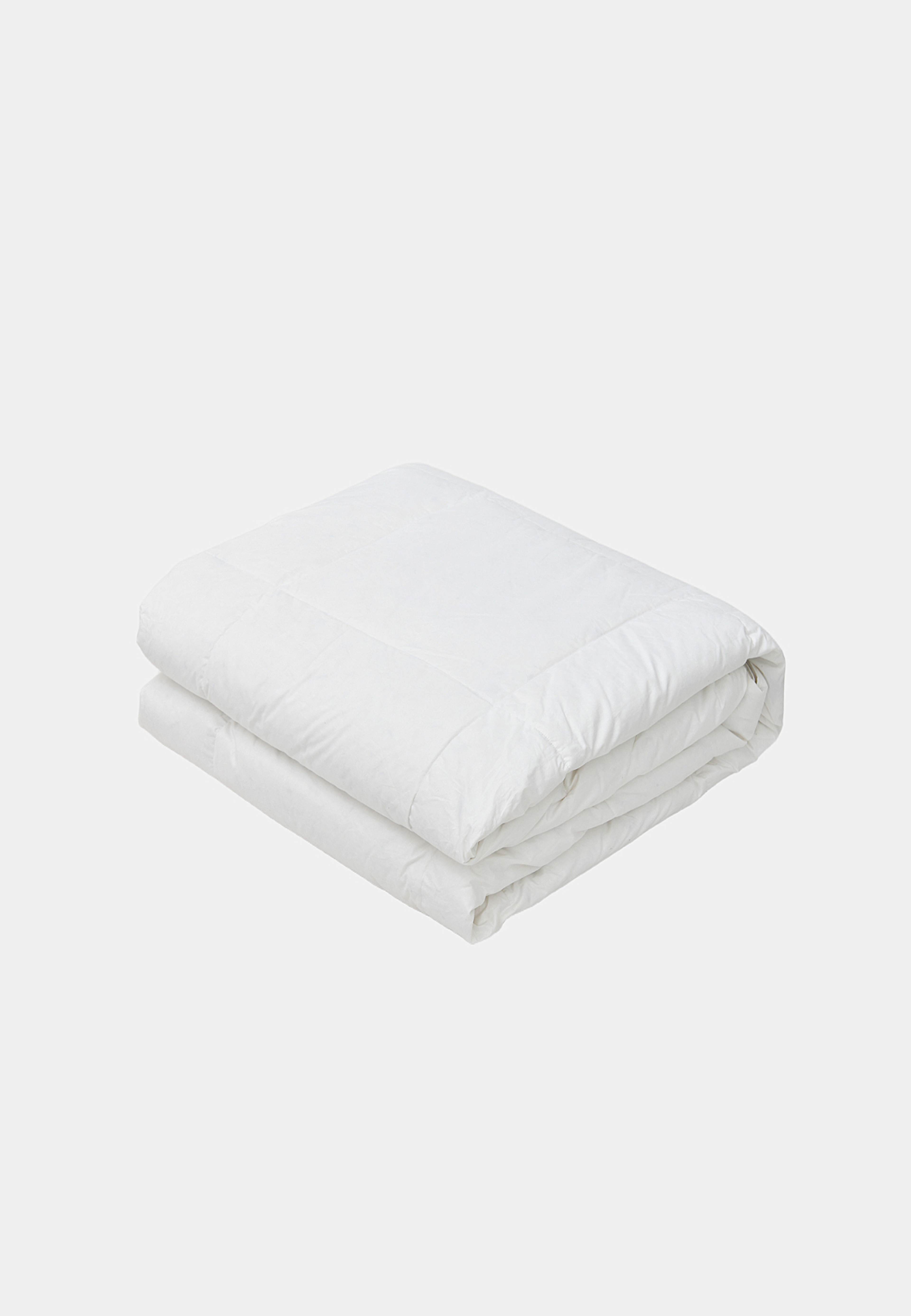 Duntäcke medelvarmt 220x210 cm, från Åhléns Home, i färgen White. Klicka för att öppna bilden i stort format