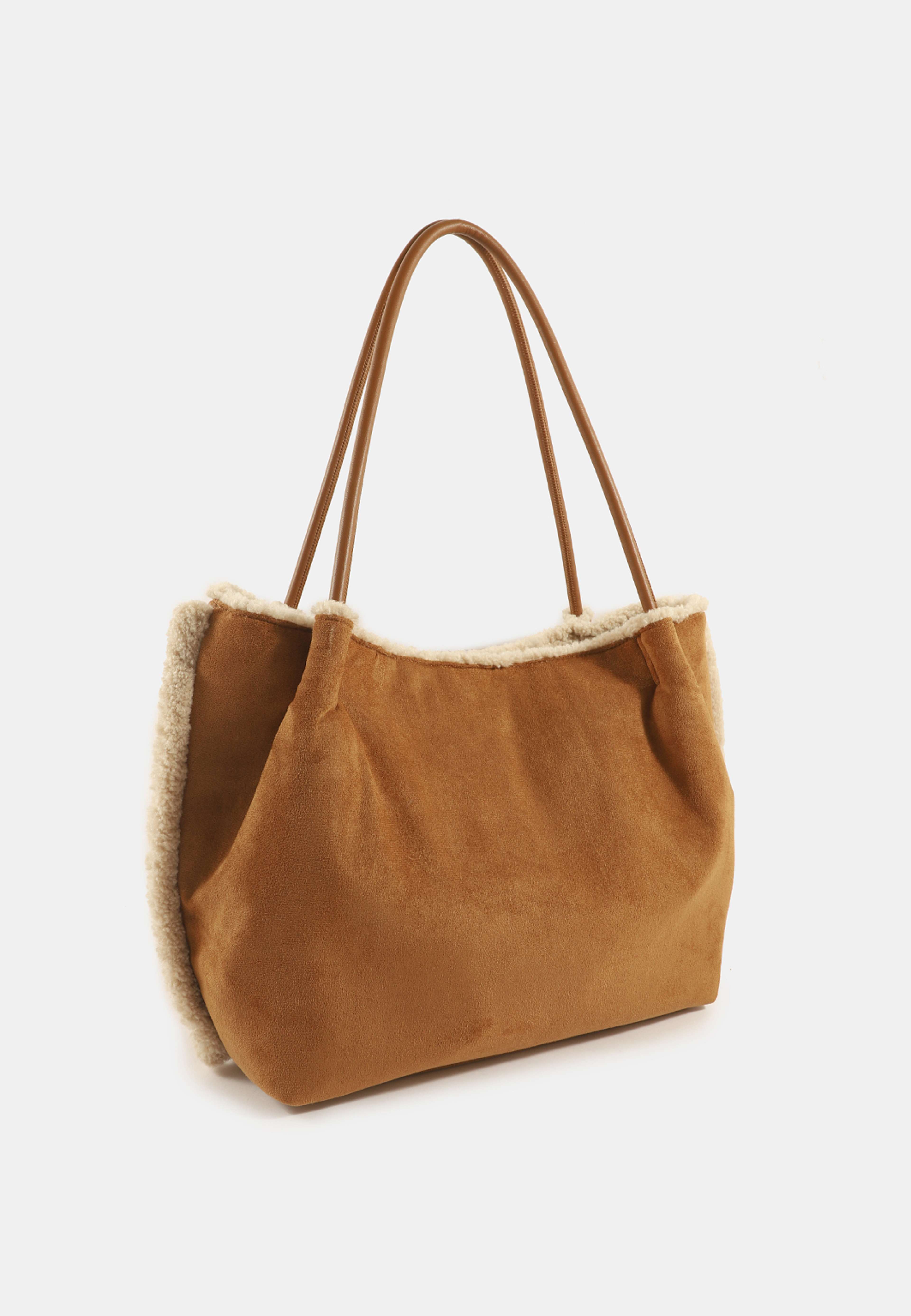 Totebag GIGI, från Å WOMAN, i färgen Tan. Klicka för att öppna bilden i stort format