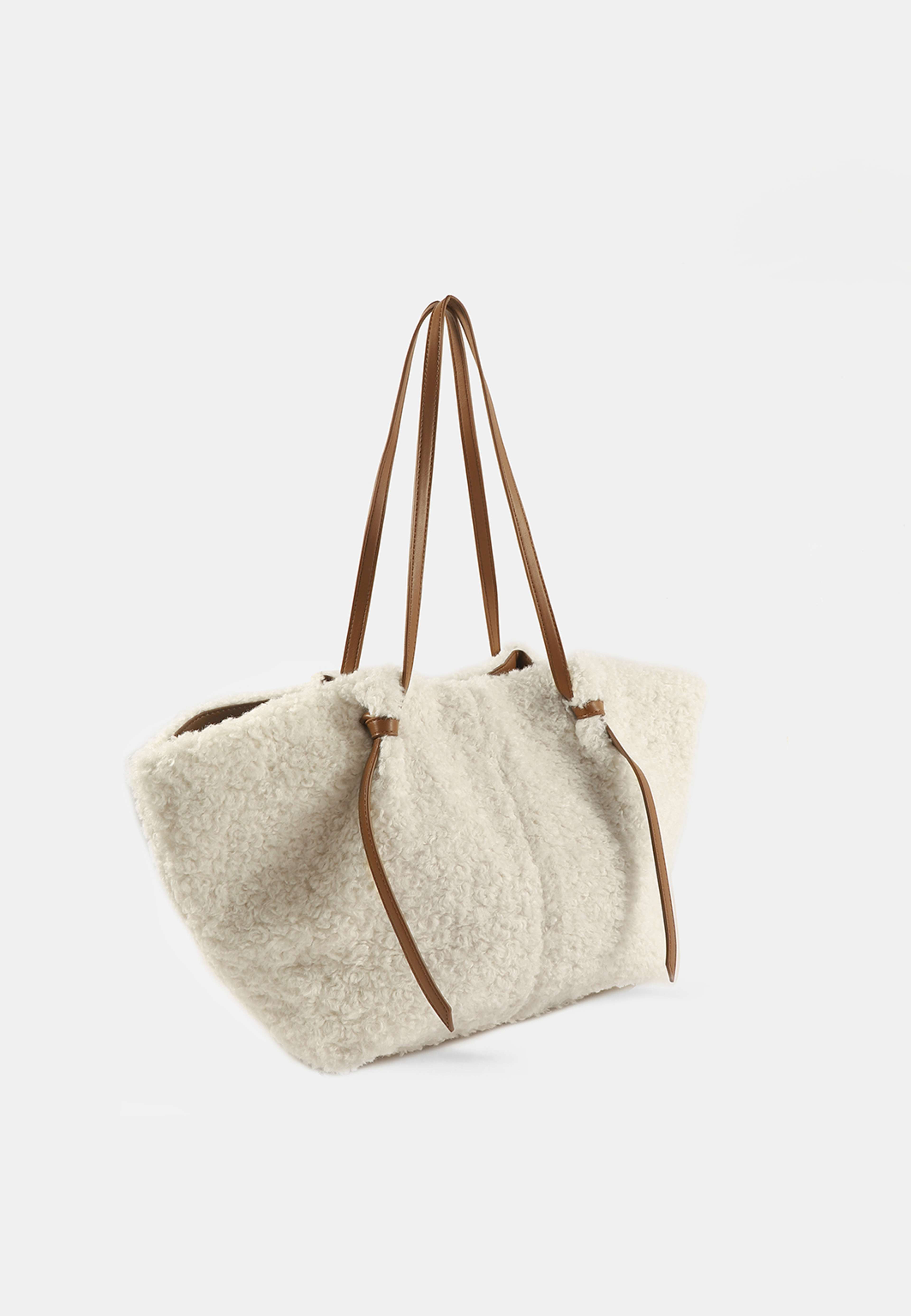 Totebag i pile SOLANGE, från Carin Wester, i färgen Offwhite. Klicka för att öppna bilden i stort format