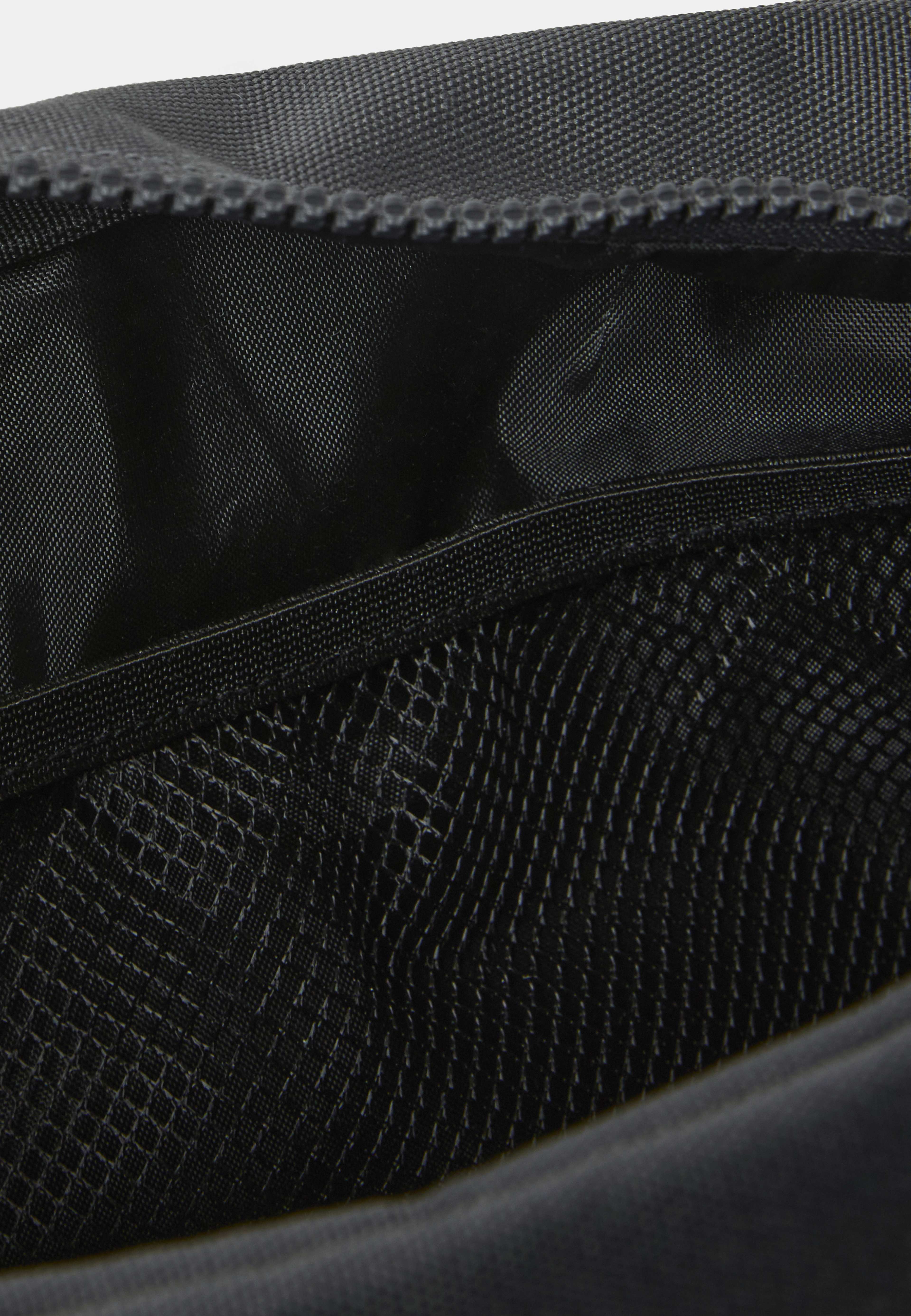 Borg Essential Washbag, från Björn Borg, i färgen Asphalt. Klicka för att öppna bilden i stort format