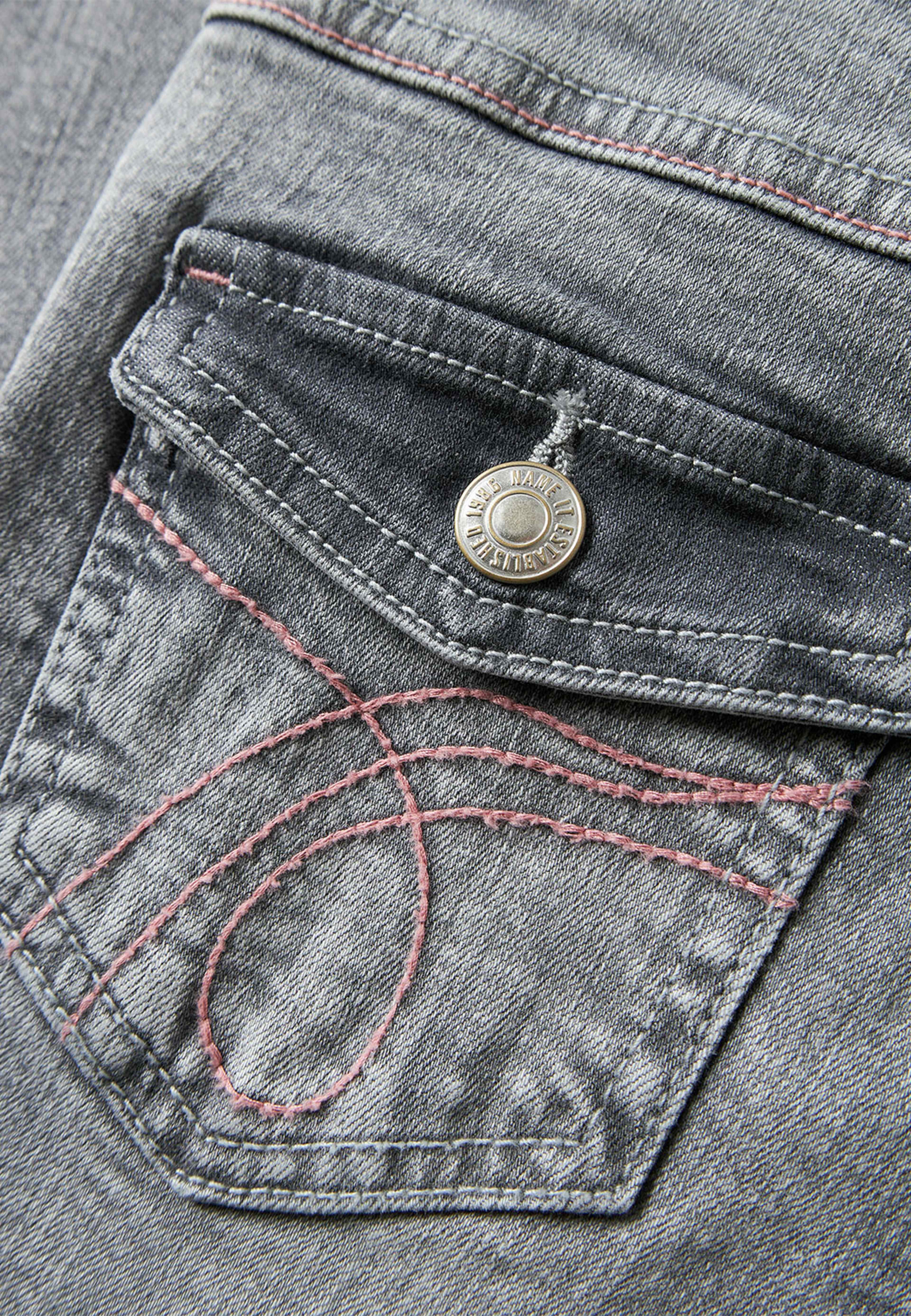 Polly Skinny Boot Jeans 8245-Md, från Name It, i färgen Medium Grey Denim. Klicka för att öppna bilden i stort format