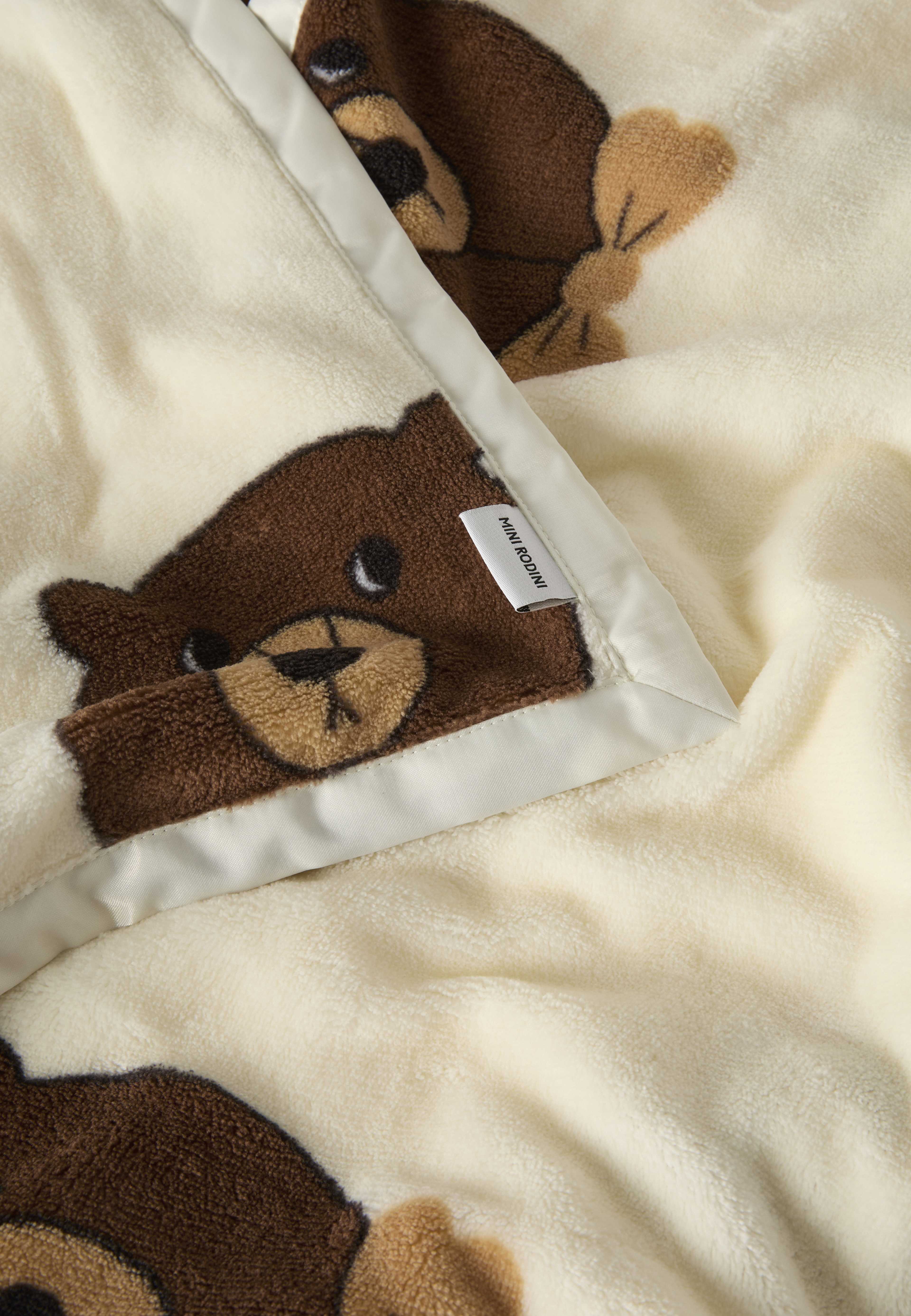 Bear fleece blanket, från Mini Rodini, i färgen Off-white. Klicka för att öppna bilden i stort format