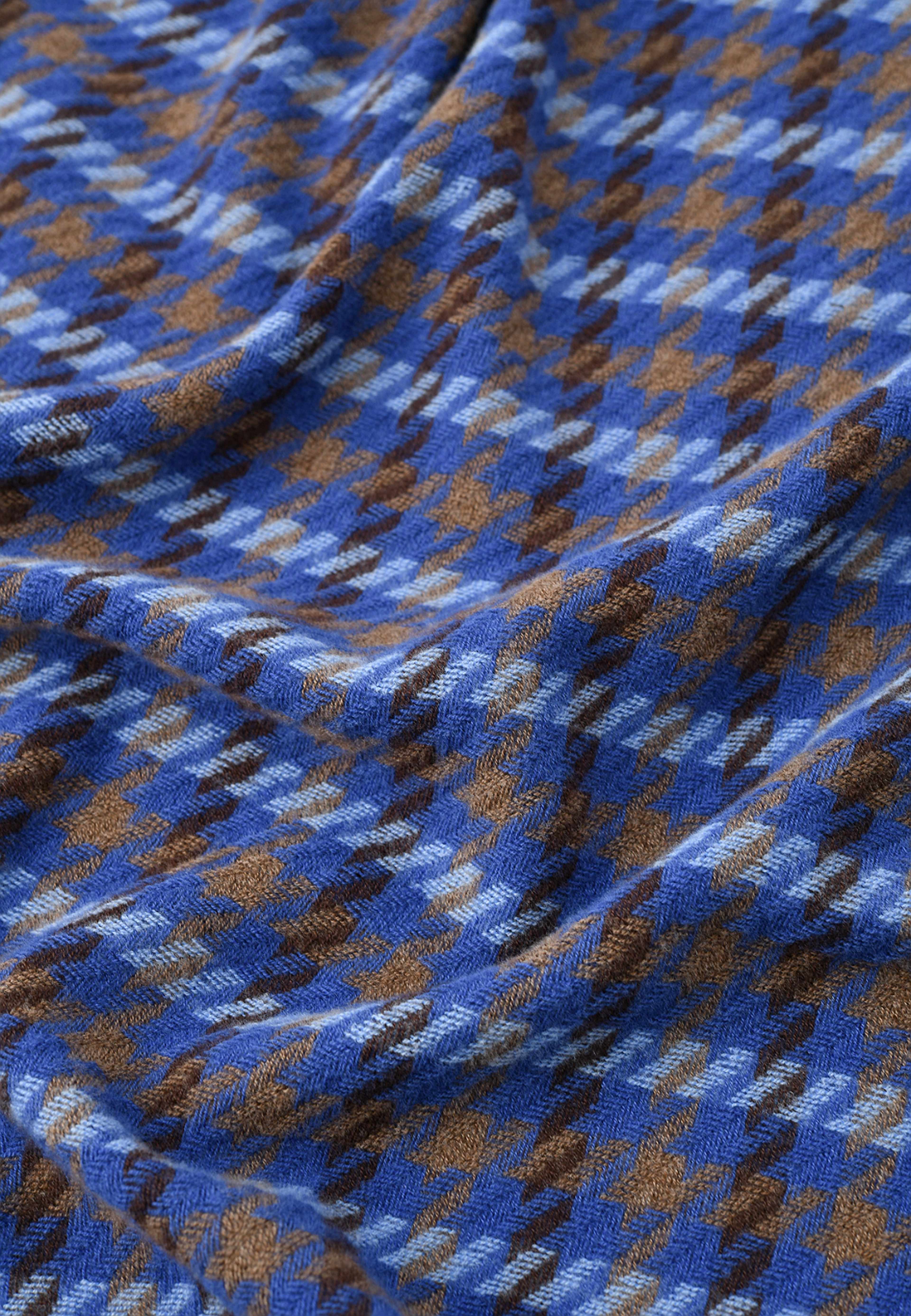 Halsduk VIOLA, från Å WOMAN, i färgen Blue Houndstooth. Klicka för att öppna bilden i stort format