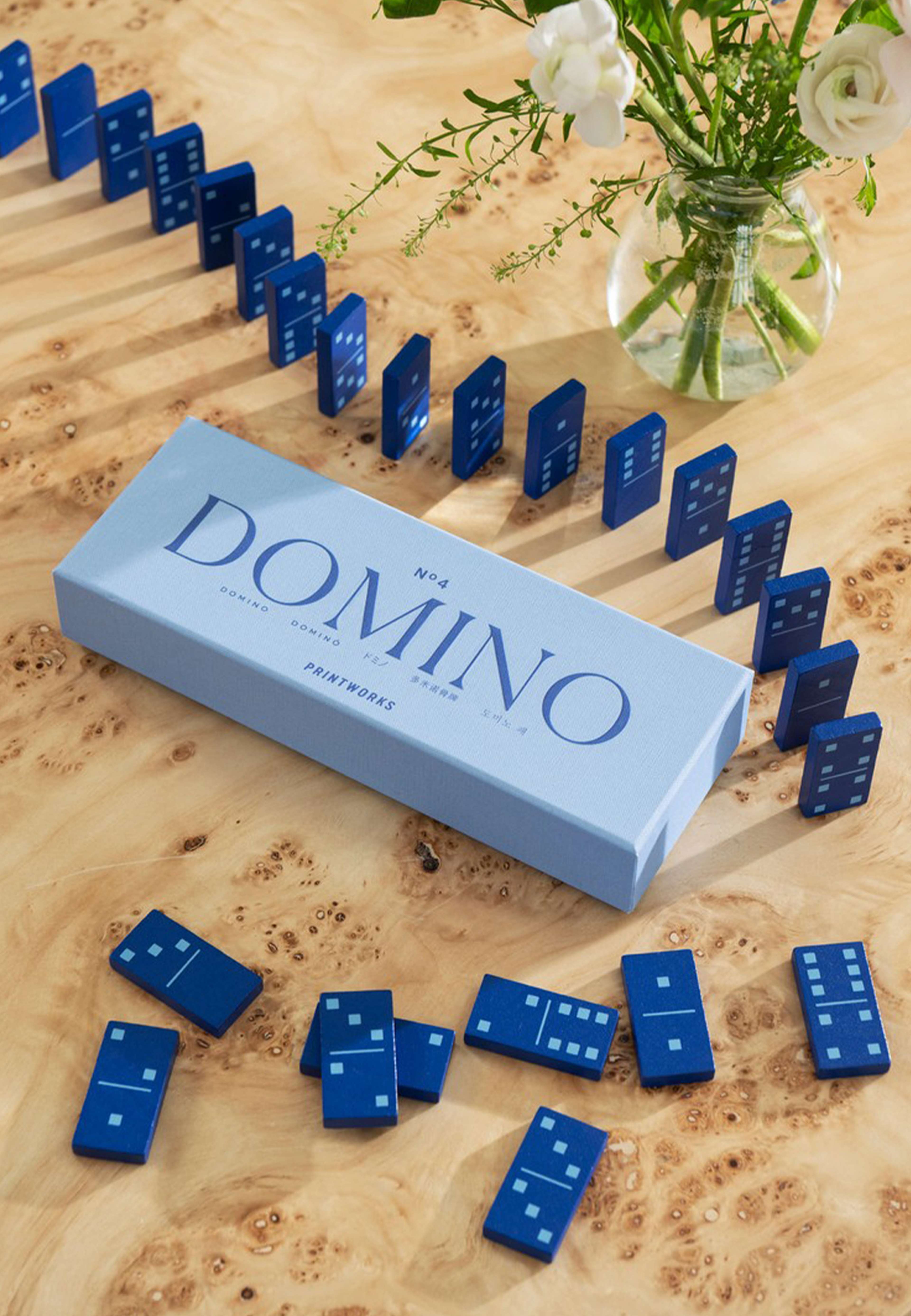 Classic - Domino, från Printworks, i färgen Blue. Klicka för att öppna bilden i stort format