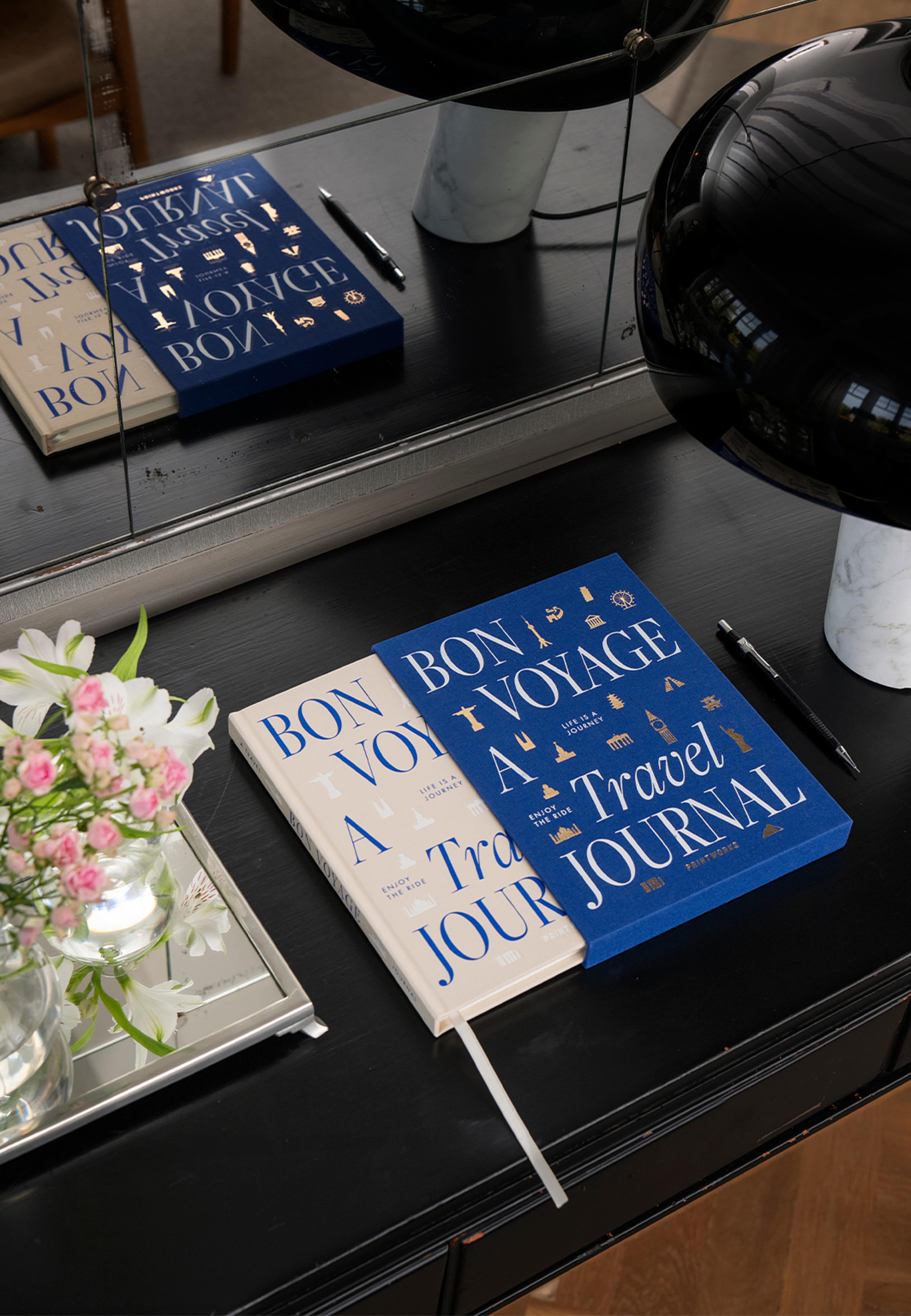 Bon Voyage - Travel Journal, från Printworks, i färgen Blue/Beige. Klicka för att öppna bilden i stort format