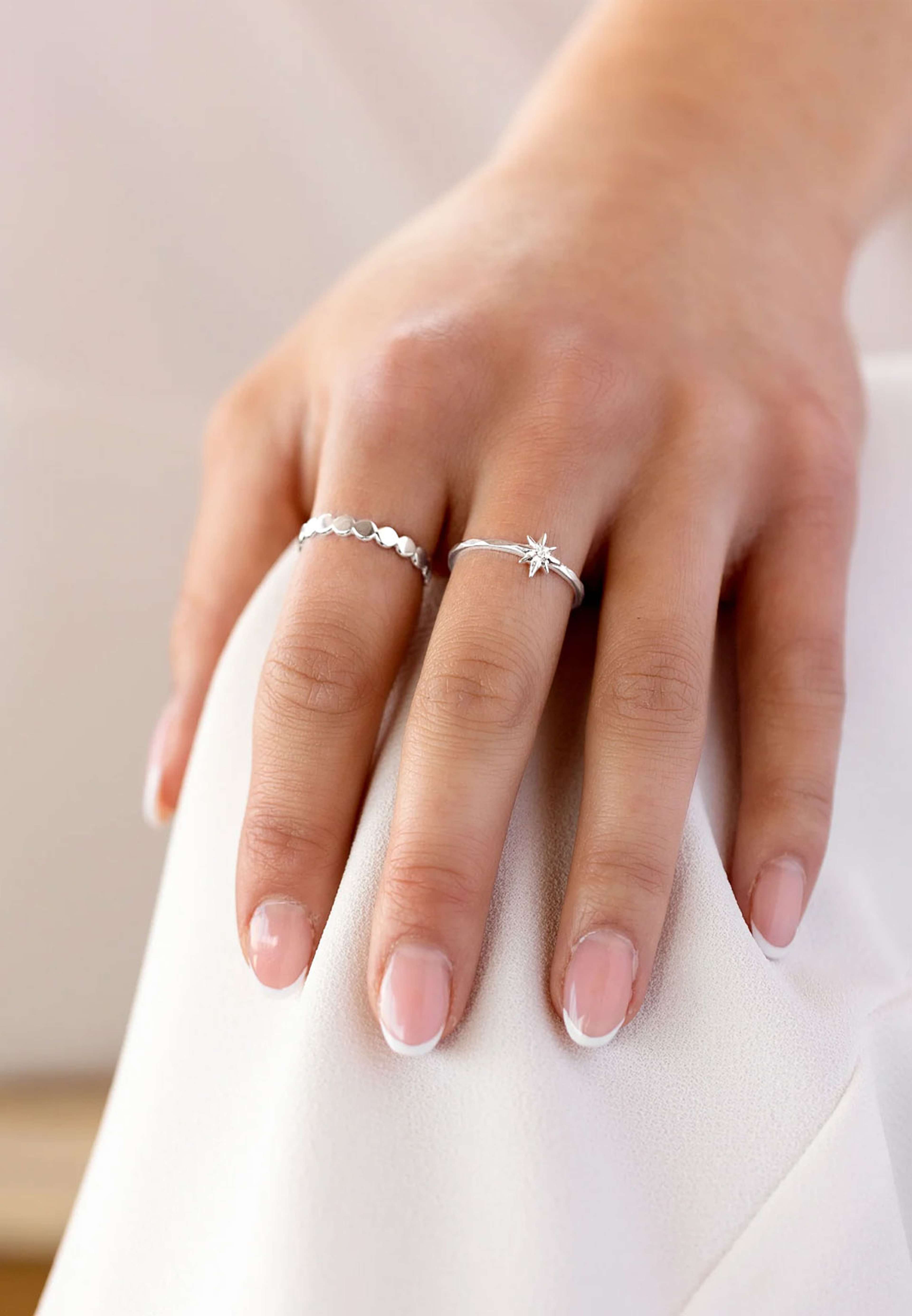 Beaches flat dots ring, från Syster P, i färgen Silver. Klicka för att öppna bilden i stort format