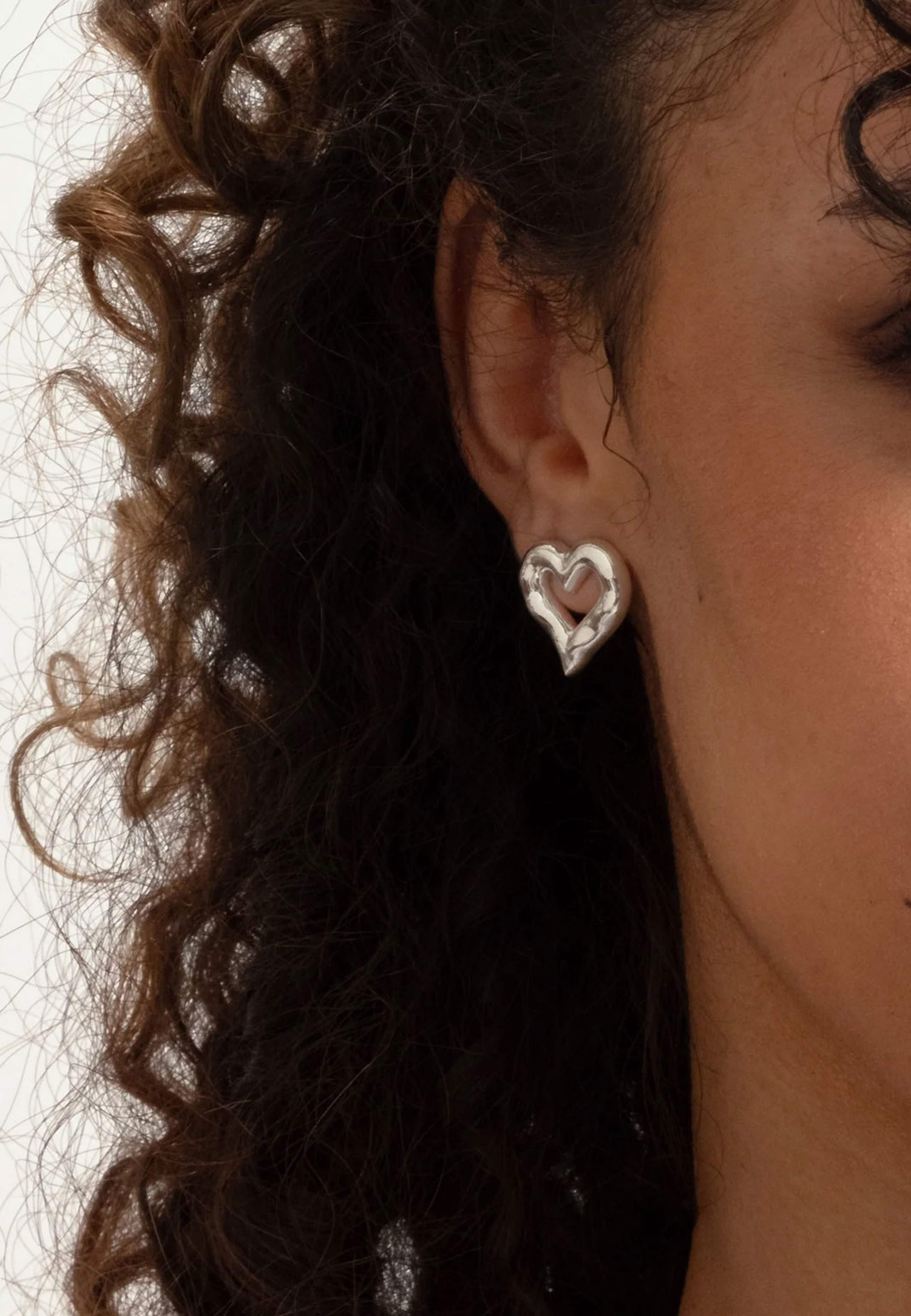 Puff Heart Earrings, från Syster P, i färgen Silver. Klicka för att öppna bilden i stort format