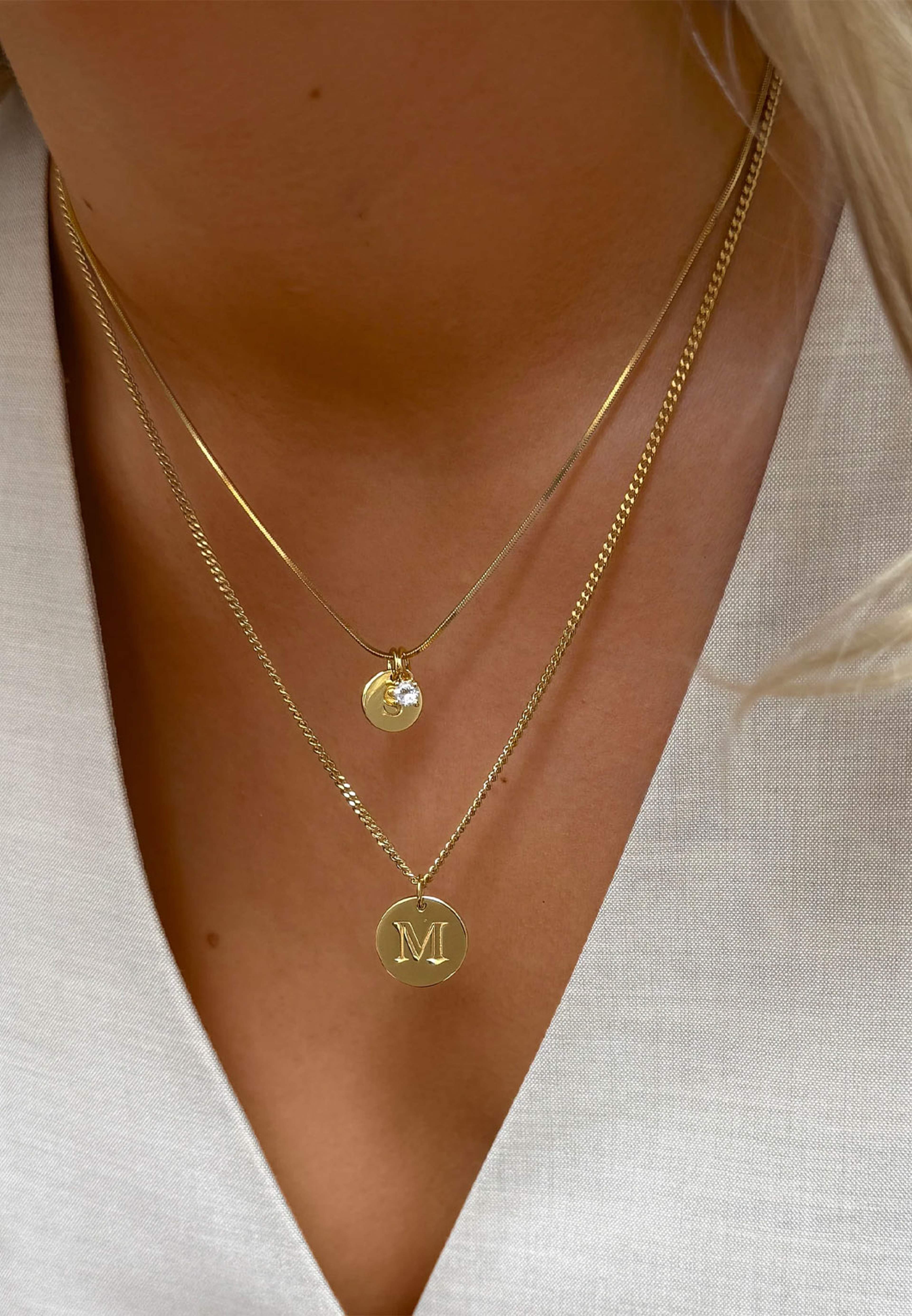 Beloved Solo Nova Pendant, från Syster P, i färgen Gold. Klicka för att öppna bilden i stort format
