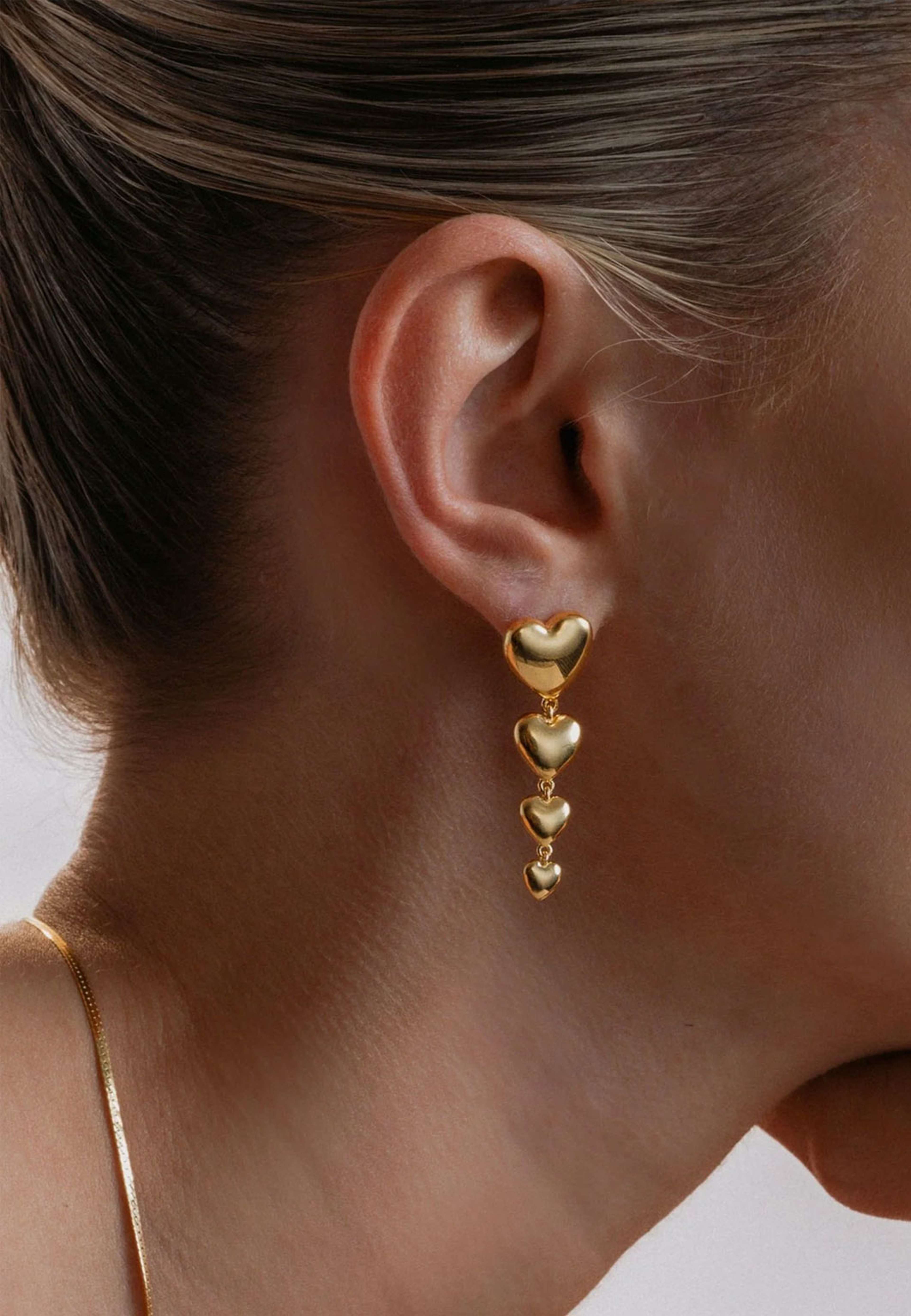 Darling Earrings, från Syster P, i färgen Gold. Klicka för att öppna bilden i stort format