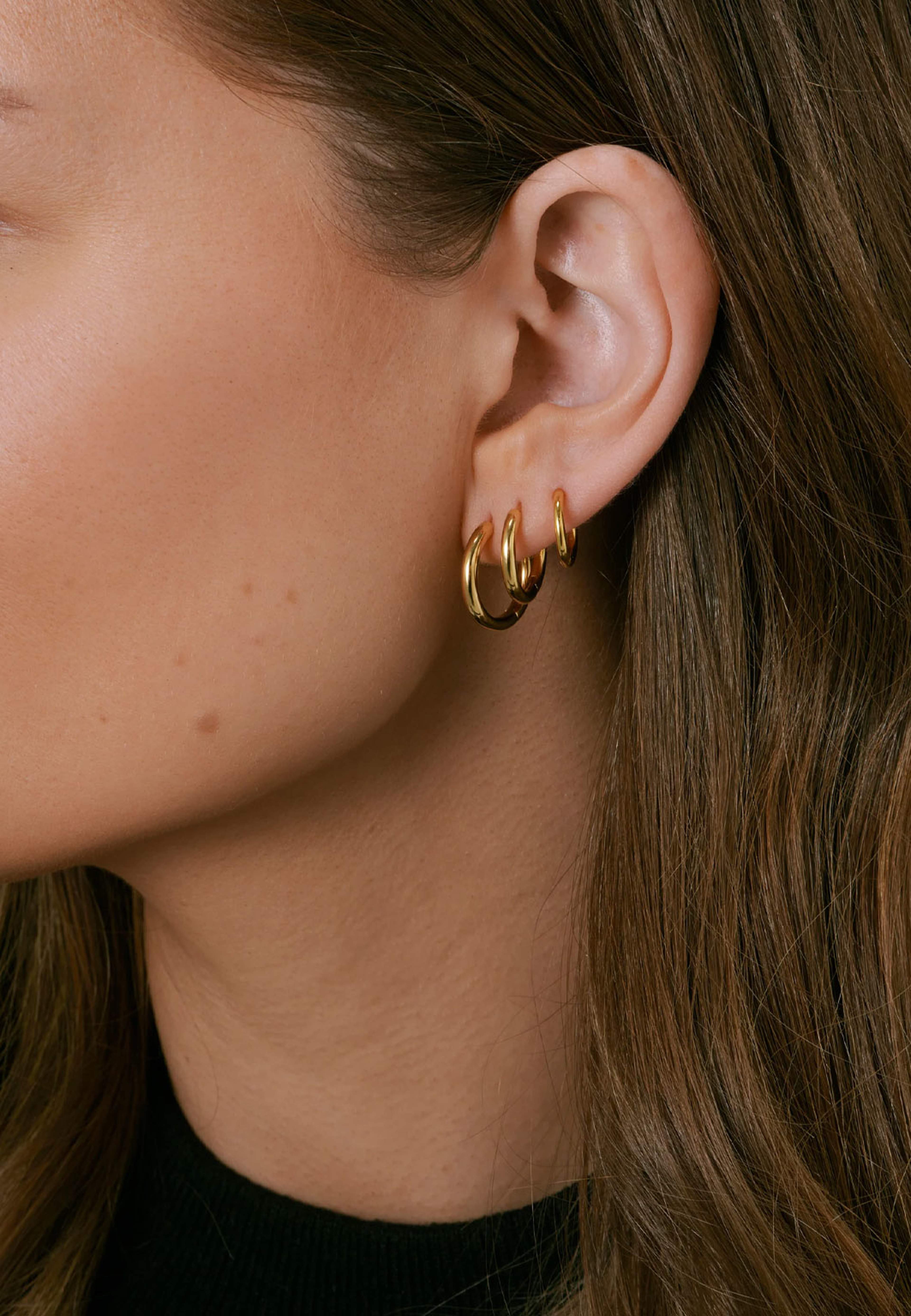 Beloved Fat Medium Hoops, från Syster P, i färgen Gold. Klicka för att öppna bilden i stort format