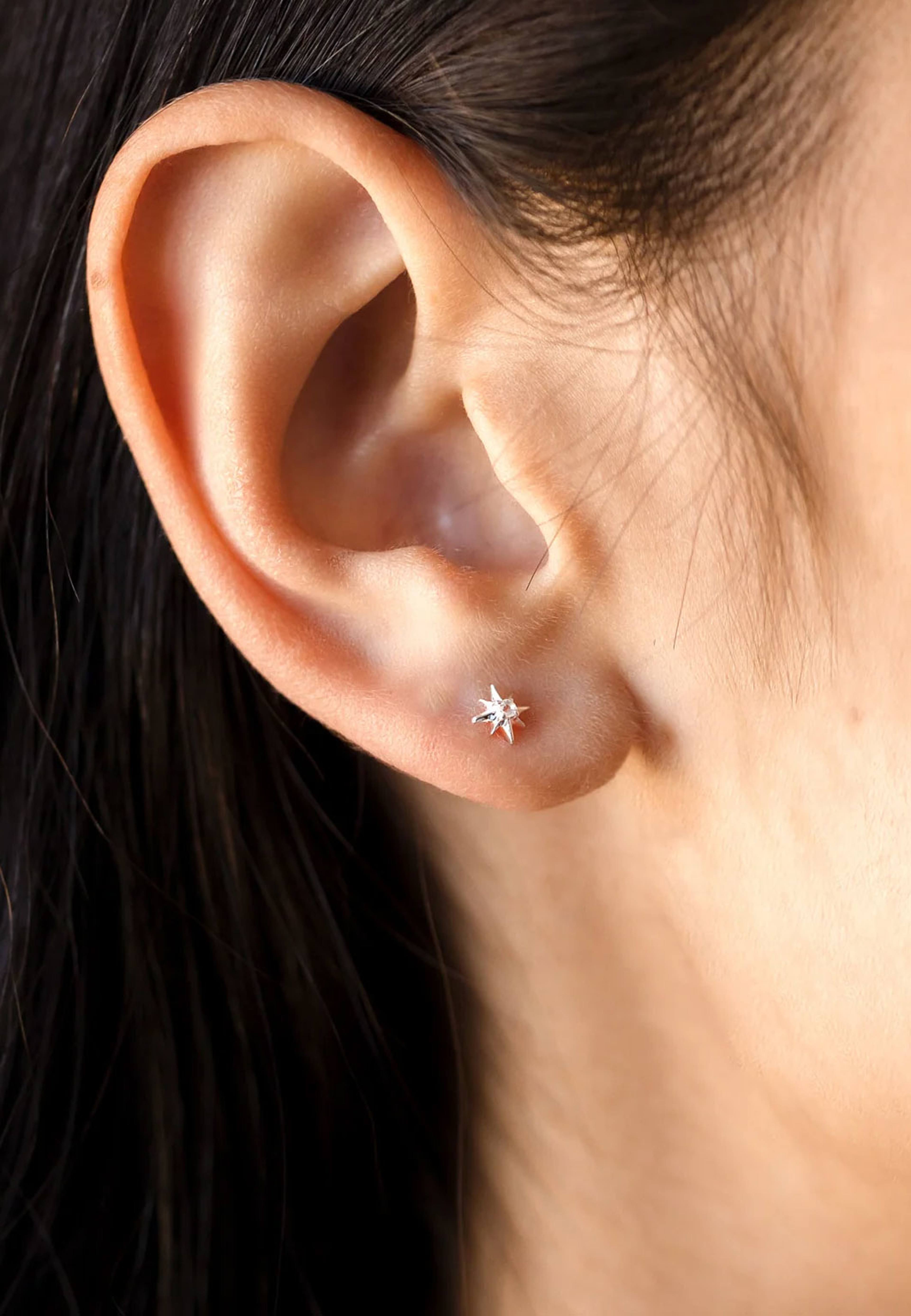 North Star Stud Earrings, från Syster P, i färgen Silver. Klicka för att öppna bilden i stort format