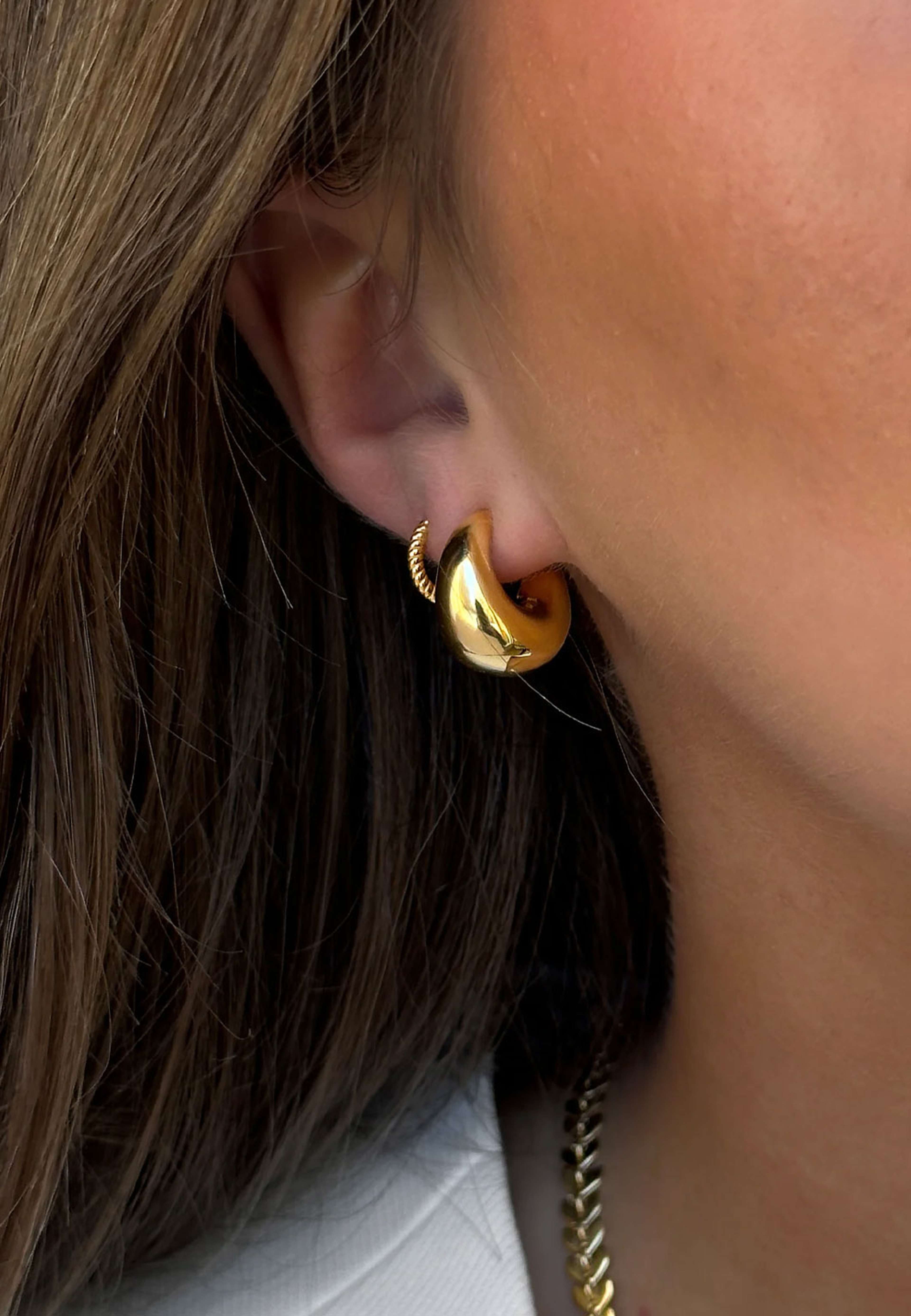 Bolded Little Sis Earrings, från Syster P, i färgen Gold. Klicka för att öppna bilden i stort format