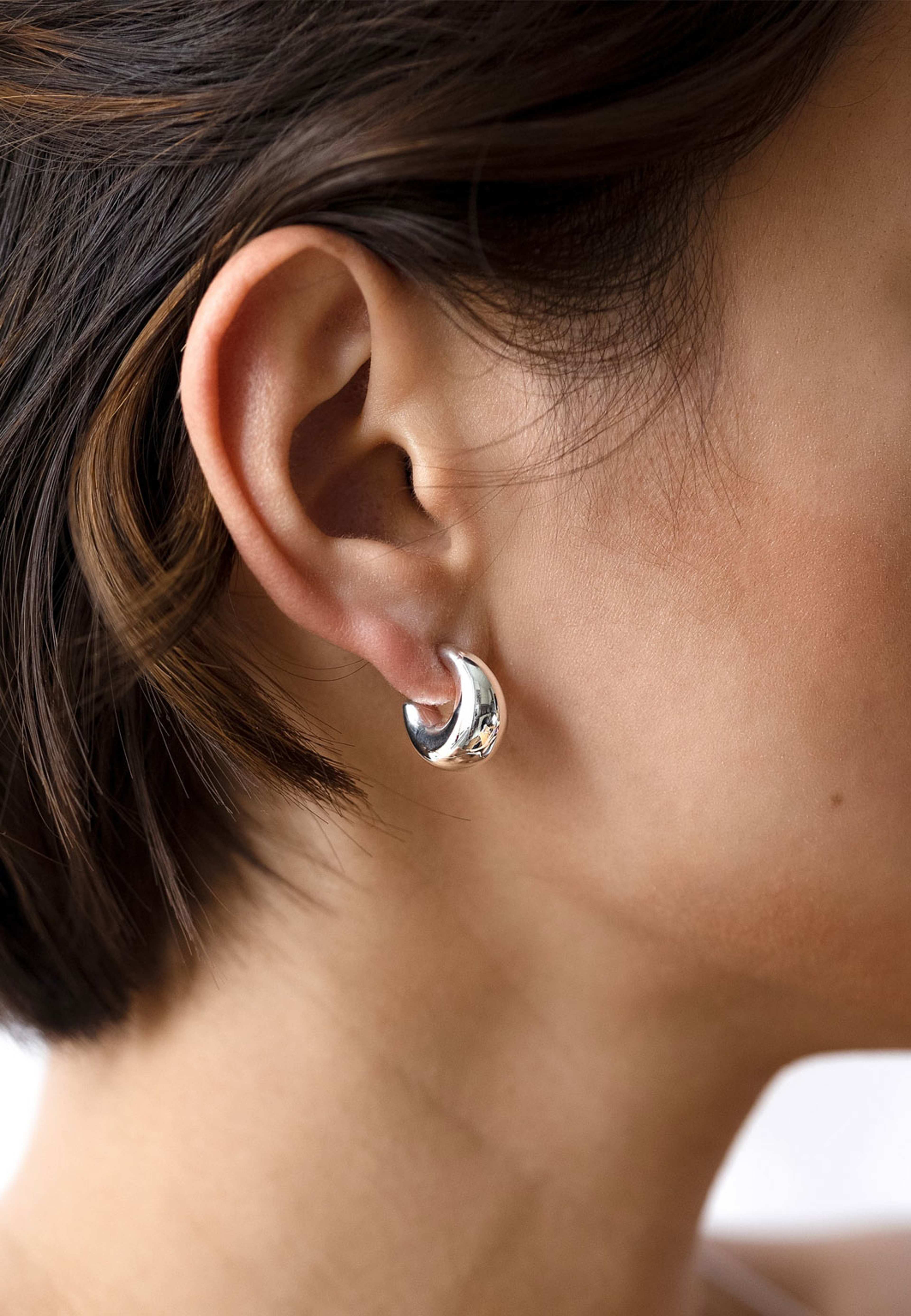 Bolded Little Sis Earrings, från Syster P, i färgen Silver. Klicka för att öppna bilden i stort format
