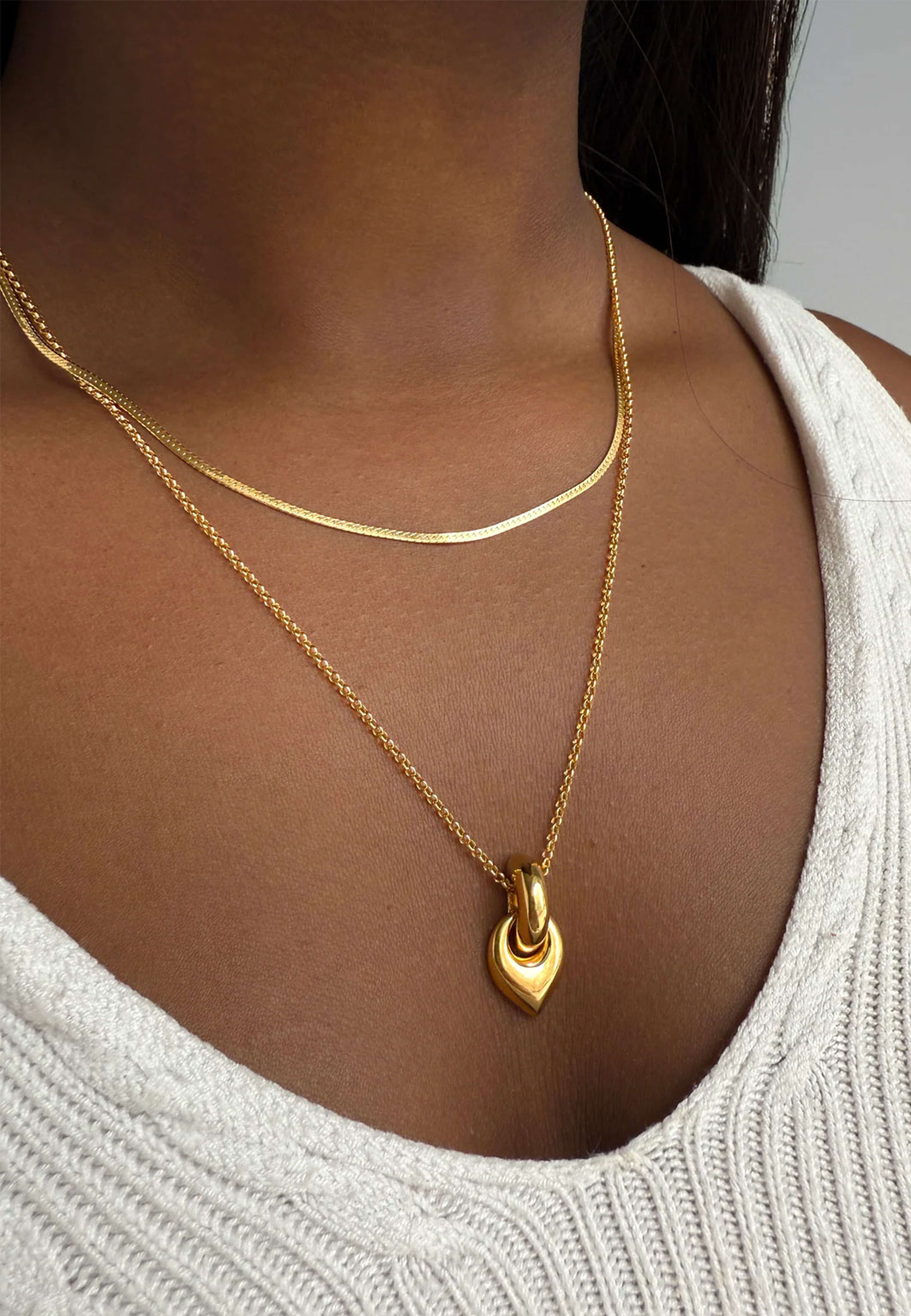 Melinda Long Necklace, från Syster P, i färgen Gold. Klicka för att öppna bilden i stort format