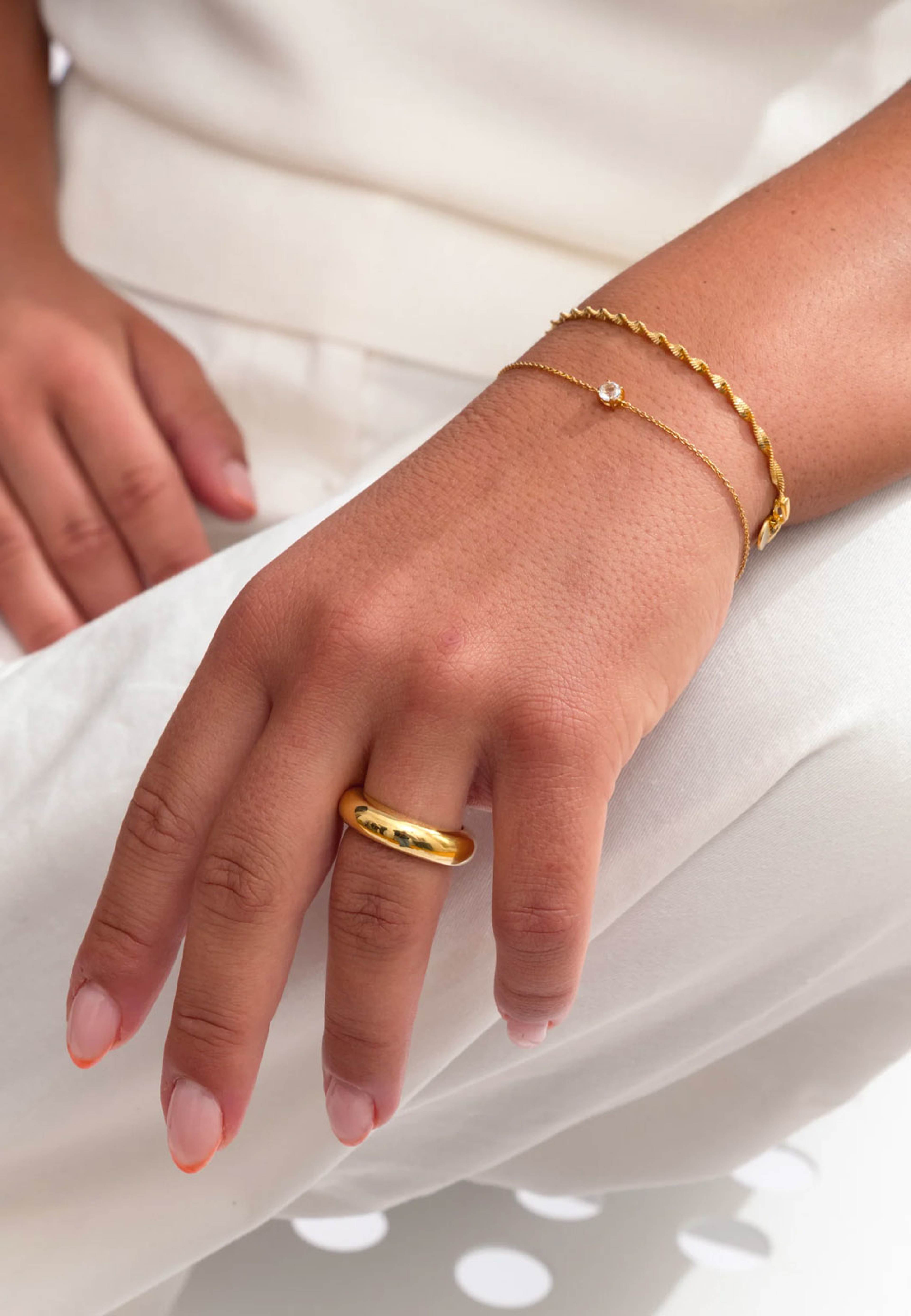 Minimalistica Solo Nova Bracelet, från Syster P, i färgen Gold. Klicka för att öppna bilden i stort format