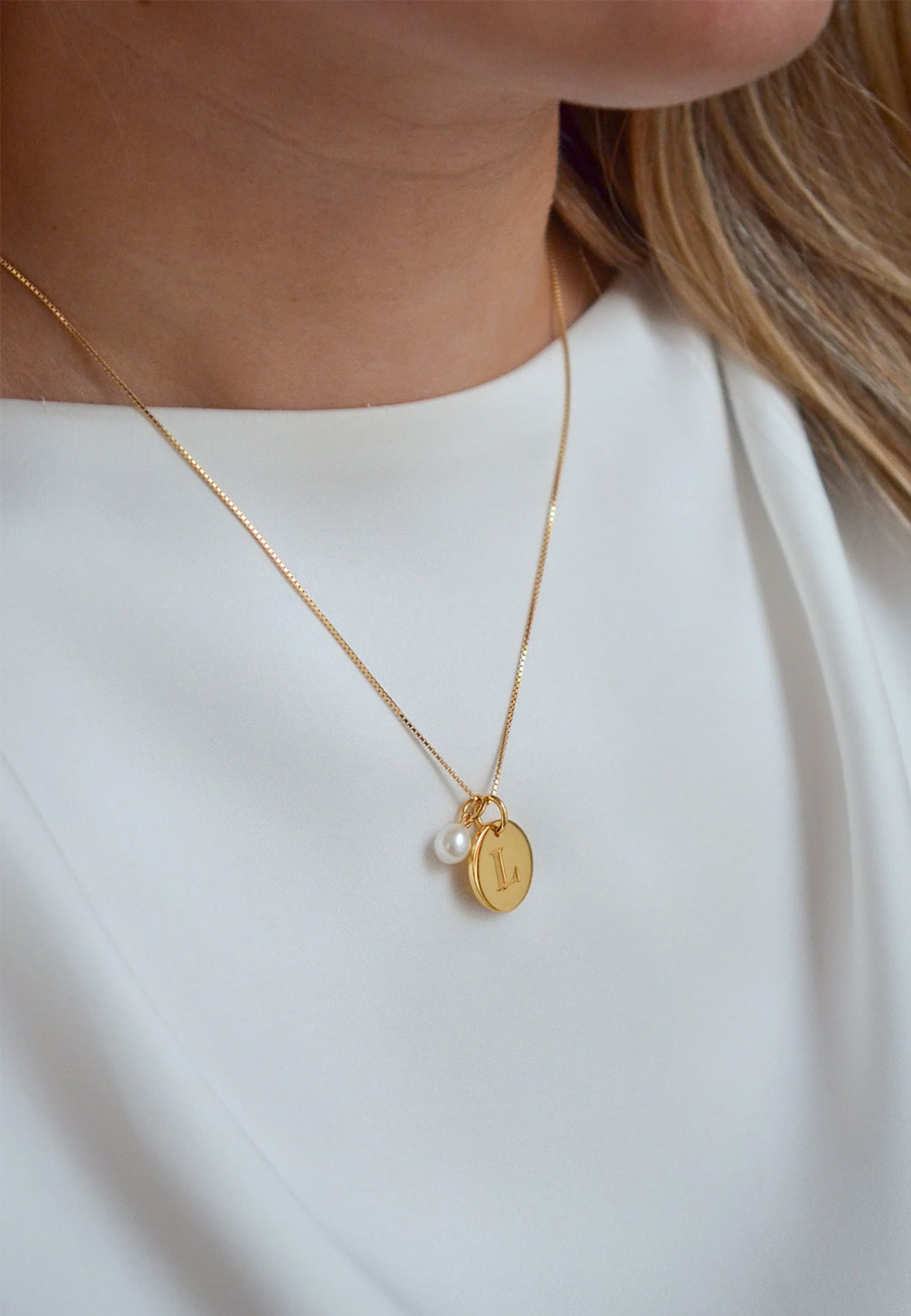Beloved Pearl Pendant, från Syster P, i färgen Gold. Klicka för att öppna bilden i stort format