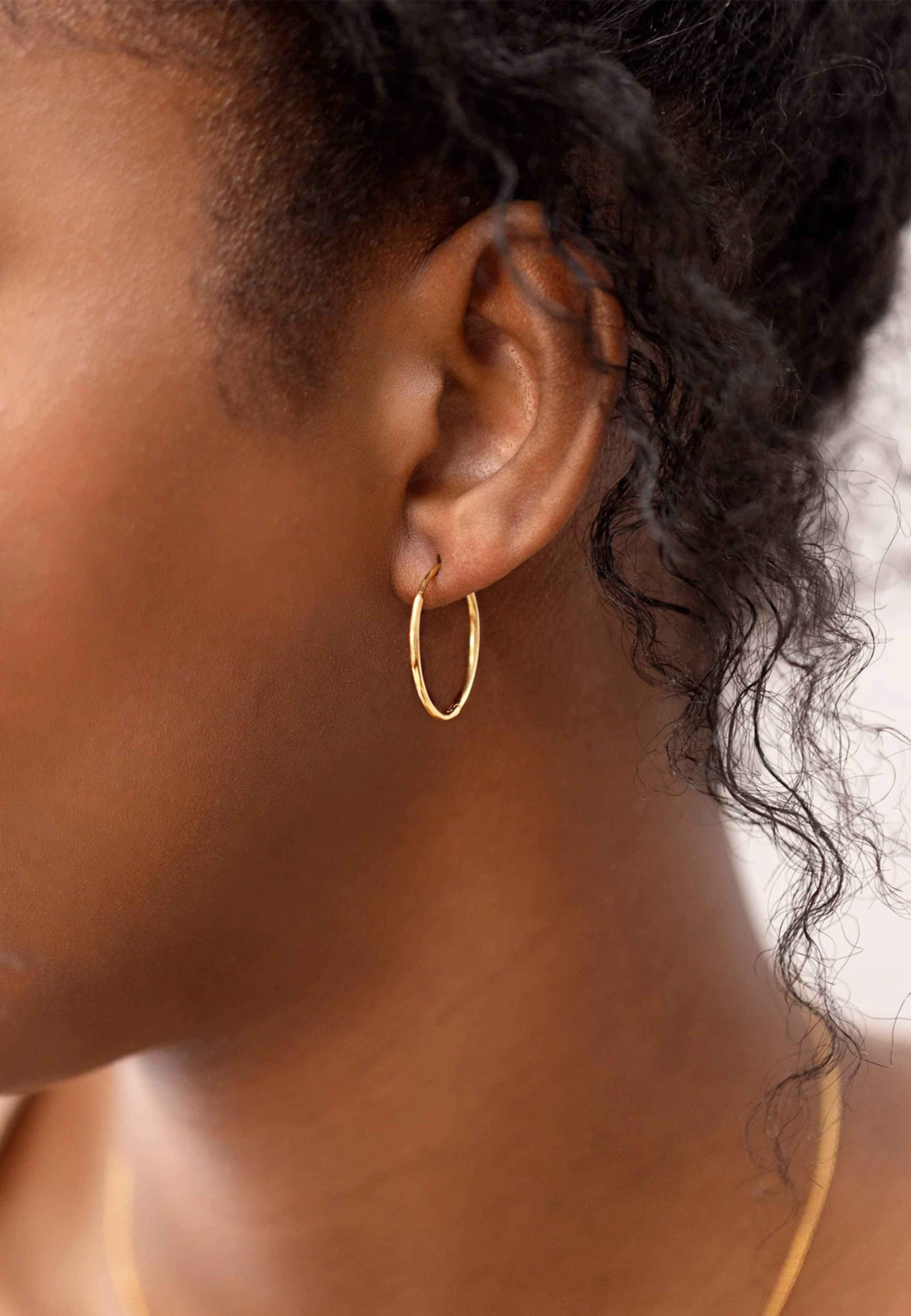 Örhängen Beloved Medium Hoops, från Syster P, i färgen Gold. Klicka för att öppna bilden i stort format