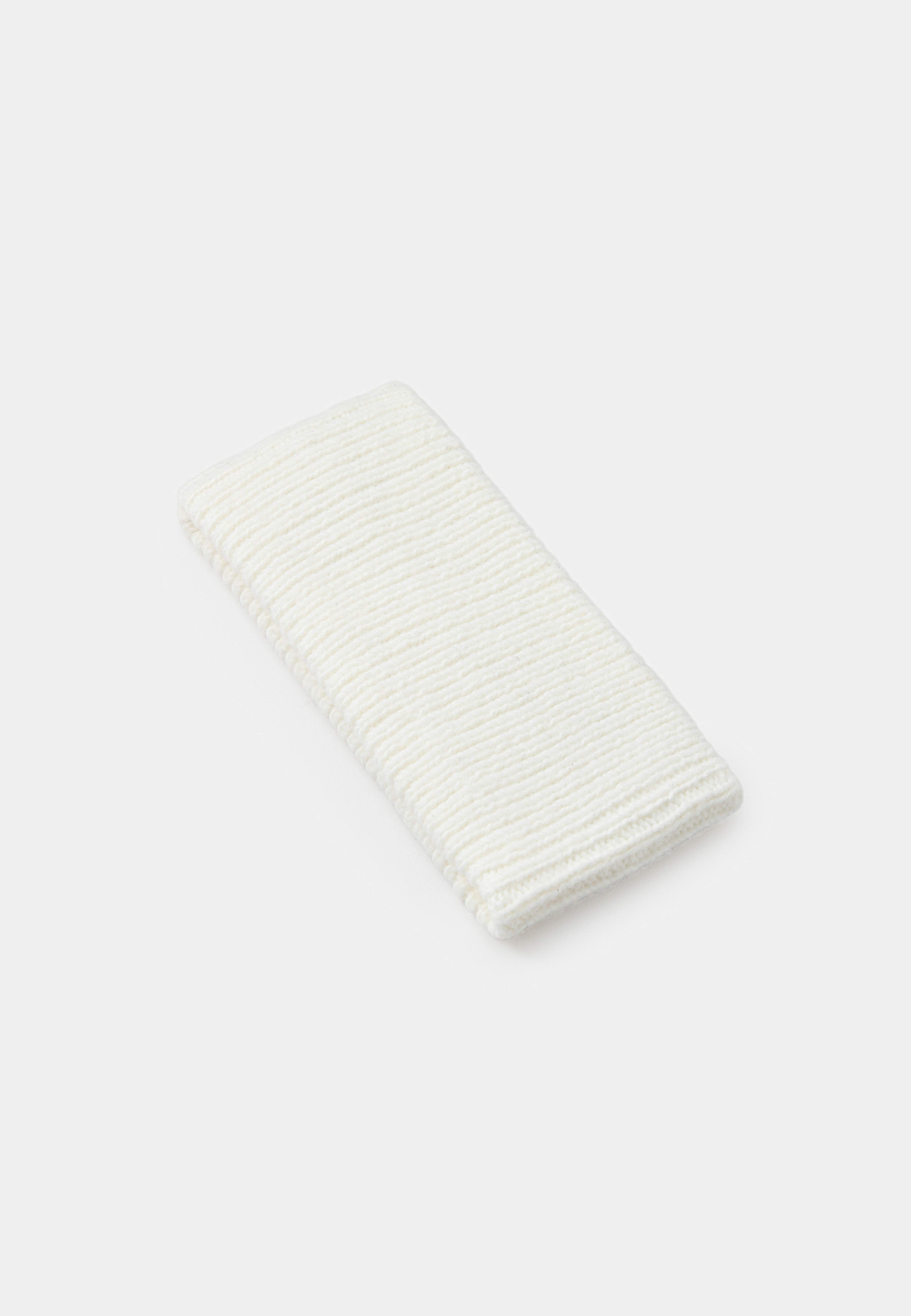 Ribbstickat pannband ANNIE, från Å WOMAN, i färgen White. Klicka för att öppna bilden i stort format